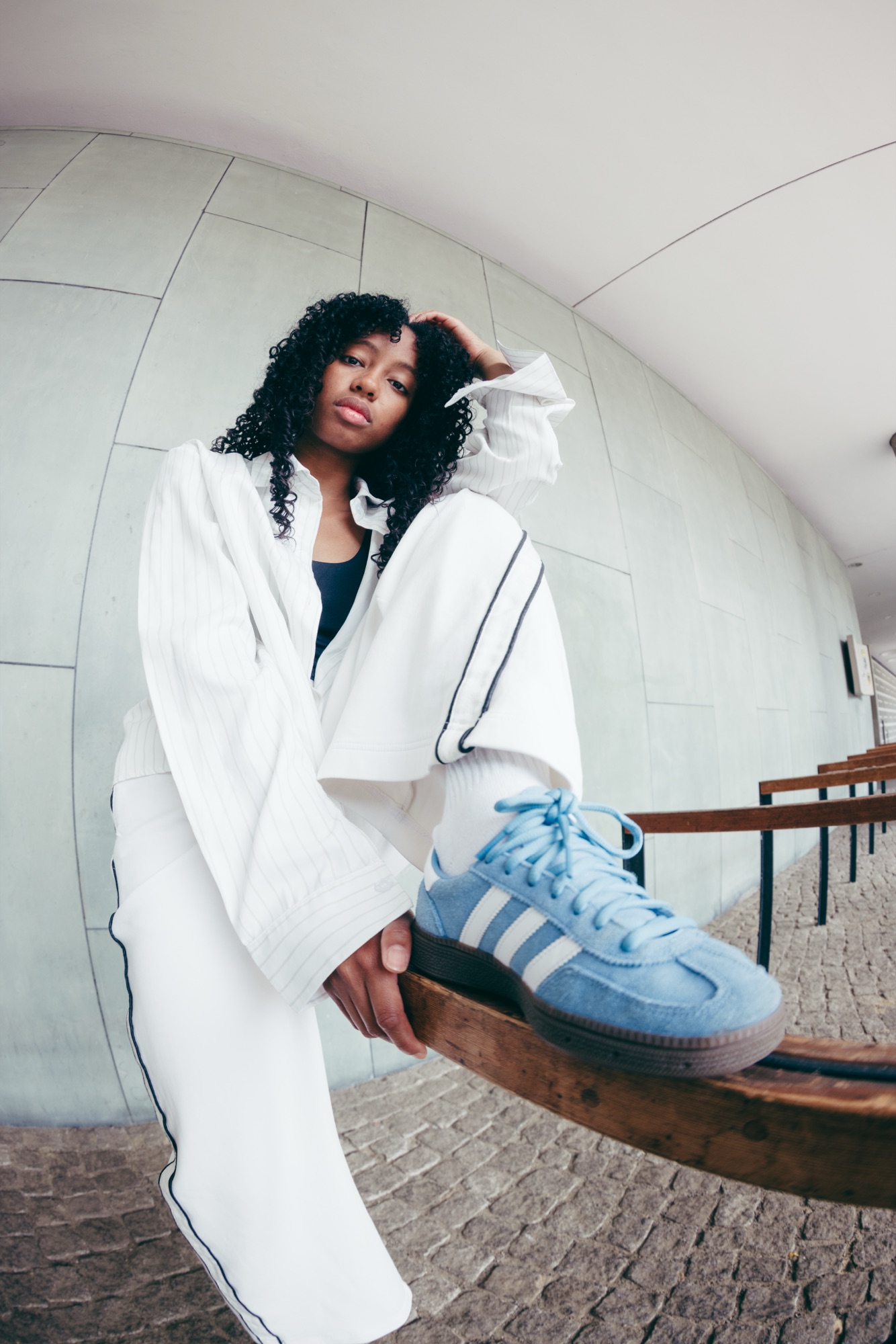 Adidas Originals Court Study – Fisheye-Weitwinkelperspektive auf Adidas Gazelle Spezial Sneaker auf Holzbank von Kürsat Gürbüz