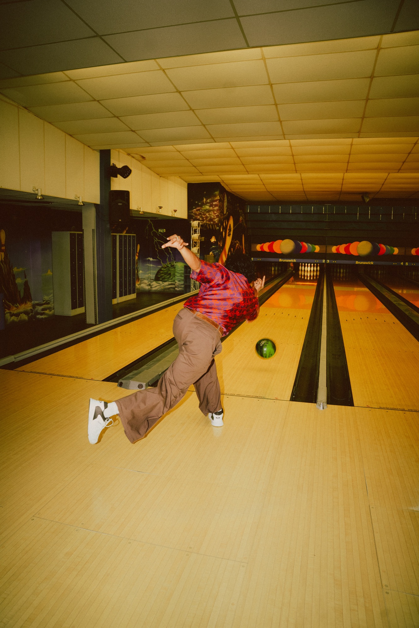 adidas x Gucci Editorial – Dynamischer Wurf auf der Bowlingbahn von Kürsat Gürbüz