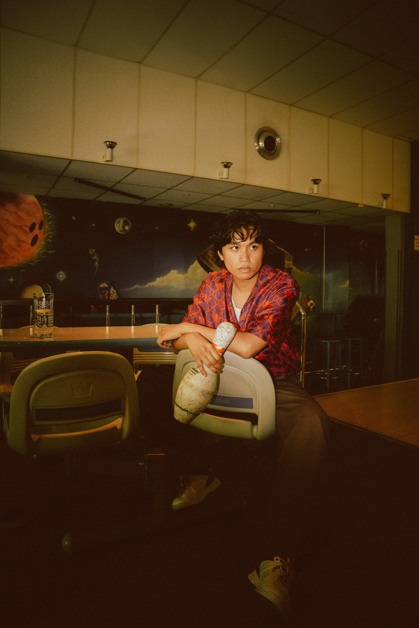 adidas x Gucci Editorial – Seated Look mit Bowling-Pin von Kürsat Gürbüz