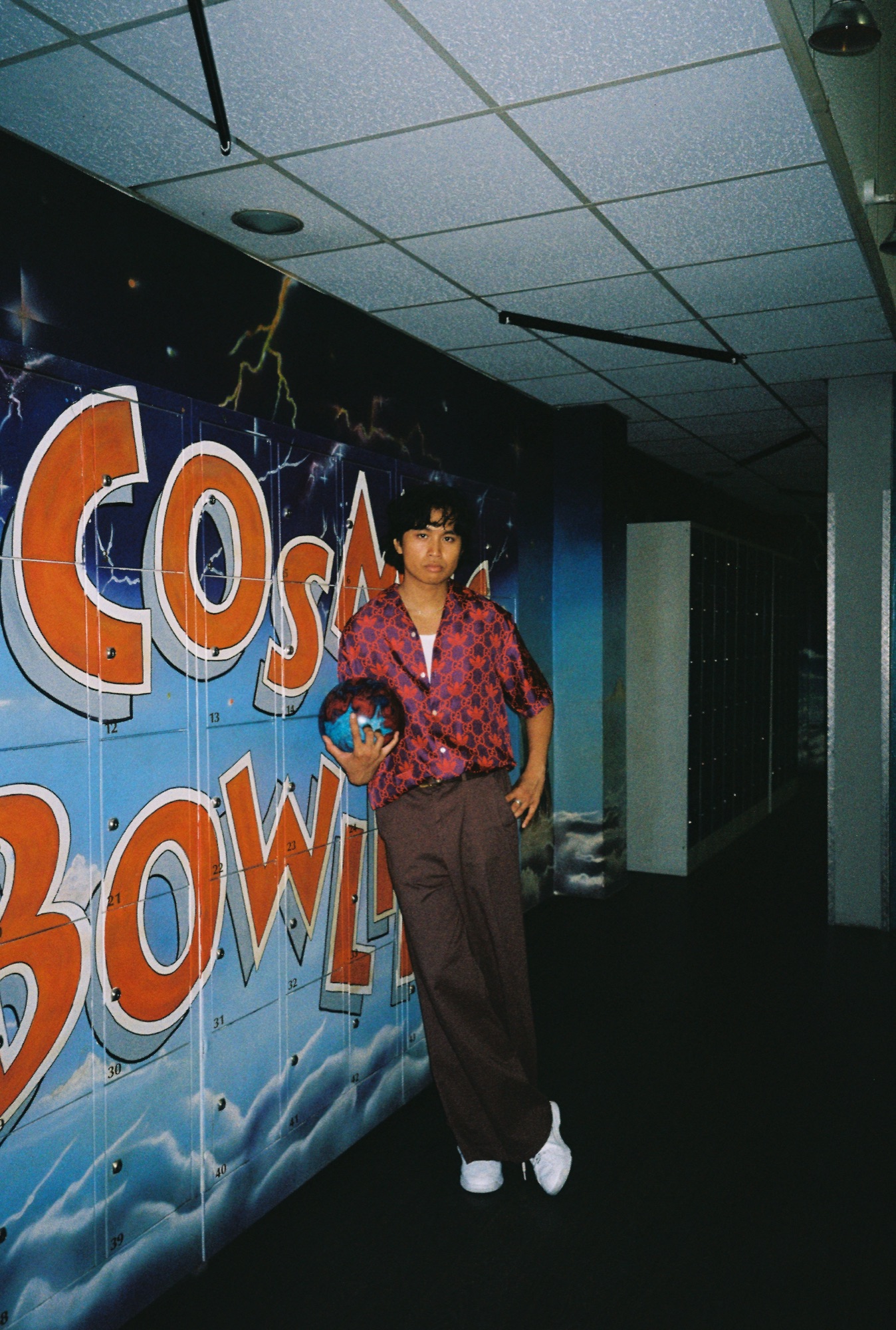 adidas x Gucci Editorial – Pose an der illustrierten Bowlingwand von Kürsat Gürbüz