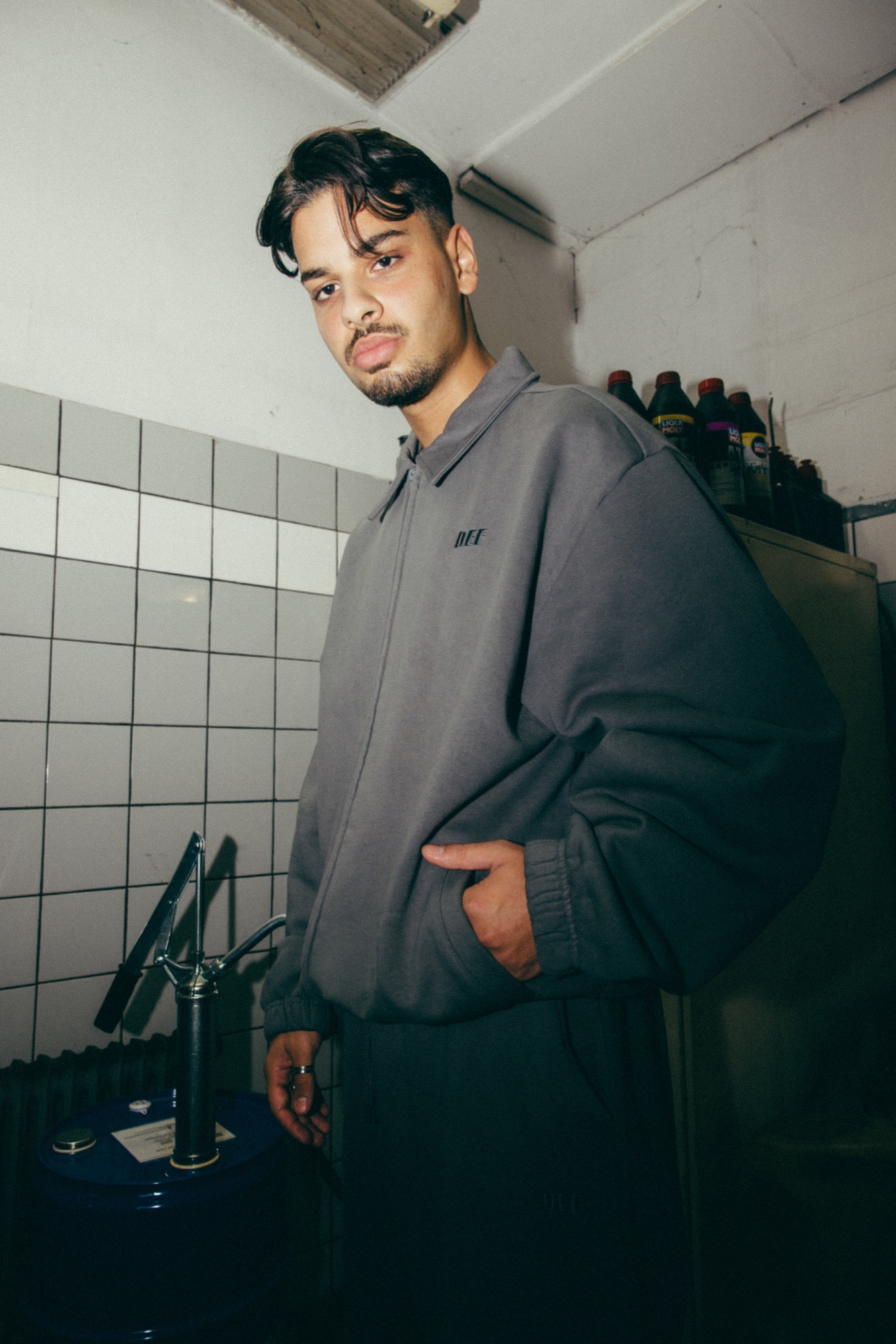DEFSHOP – Industrial Werkstatt-Atmosphäre mit Ölfass und Urban Fashion