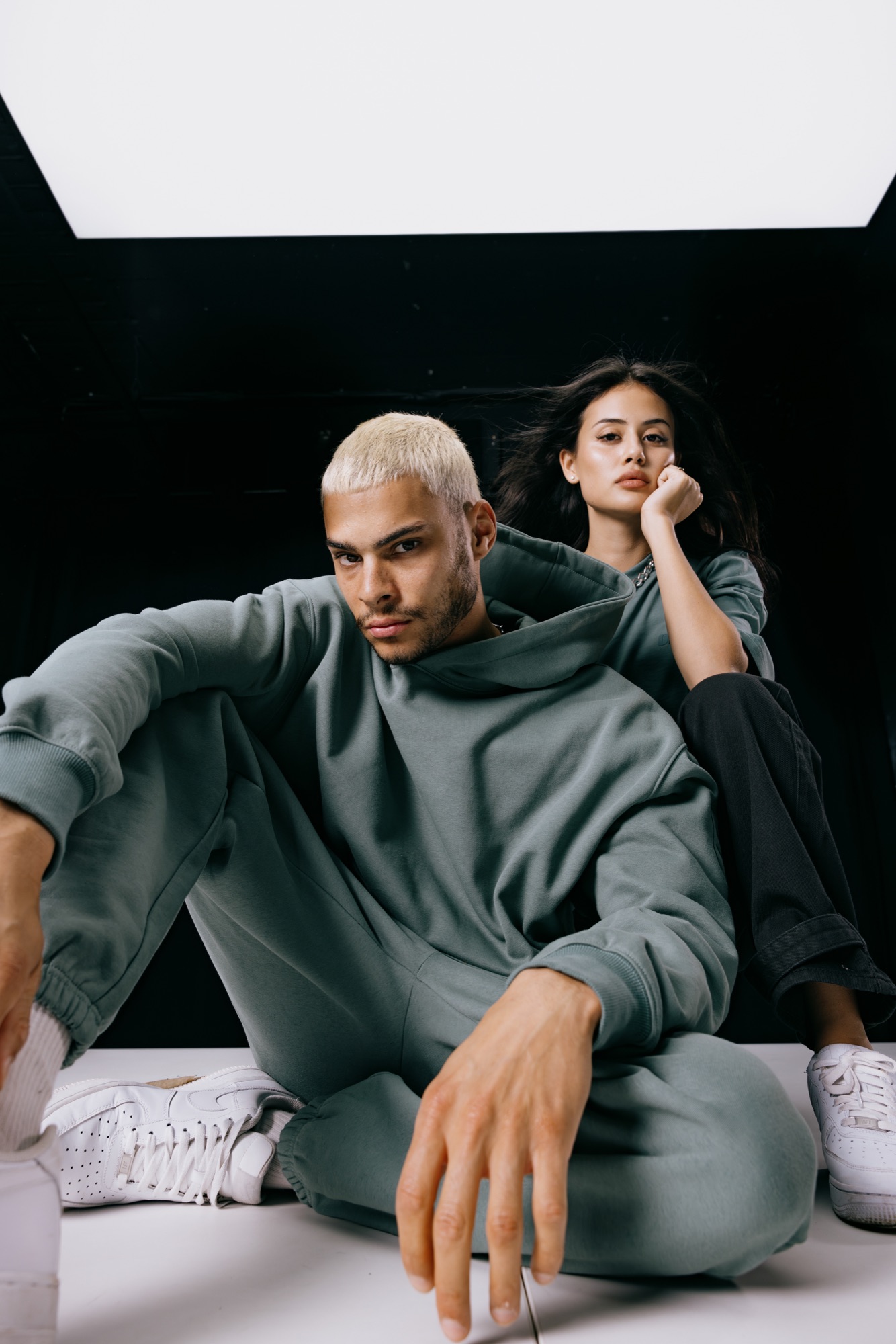 DEFSHOP – Workwear und Streetwear Kollektion Duo-Porträt im Studio von Kürsat Gürbüz