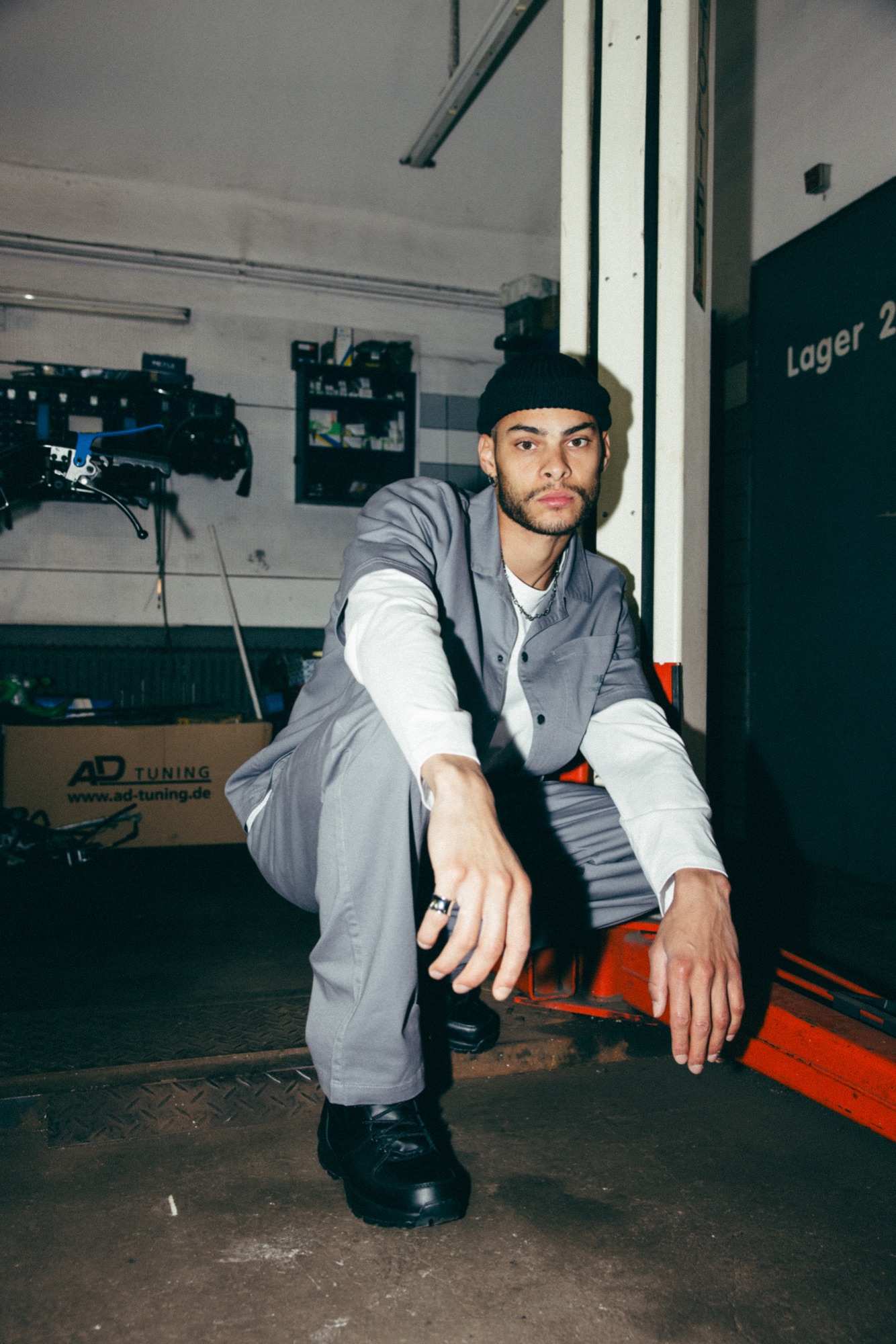 DEFSHOP – Streetwear Outfit an der Hebebühne mit Beanie von Kürsat Gürbüz