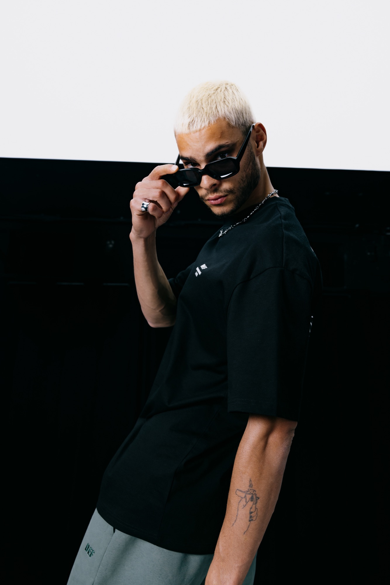 DEFSHOP – Urbanes Fashion-Porträt mit Sonnenbrille und Streetwear-Attitüde