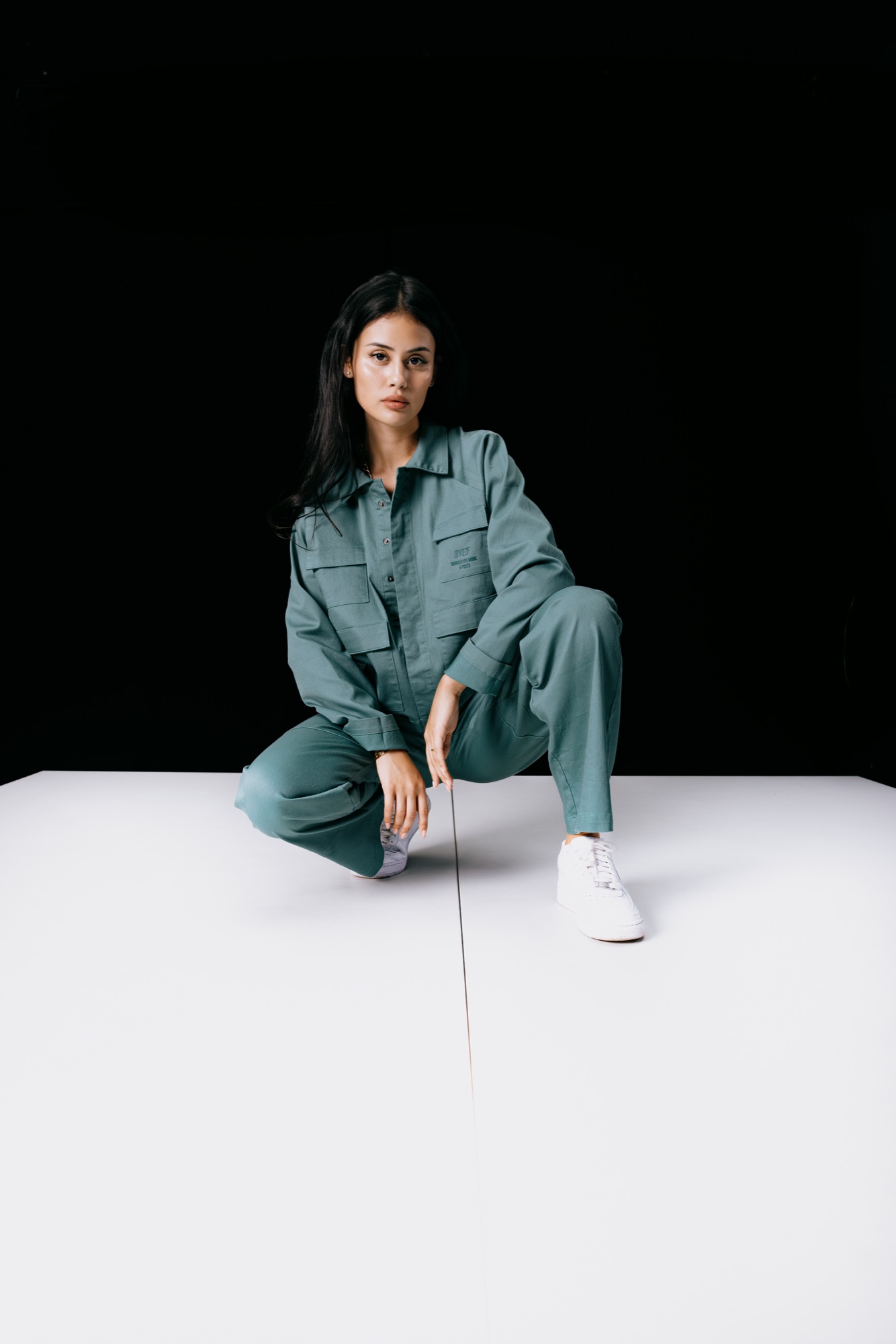 DEFSHOP – Grüner Workwear Jumpsuit im Fashion Editorial Look
