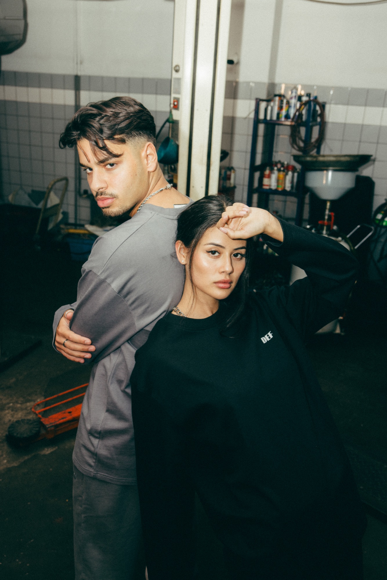 DEFSHOP – Workwear Kollektion Duo-Shoot in industrieller Werkstatt