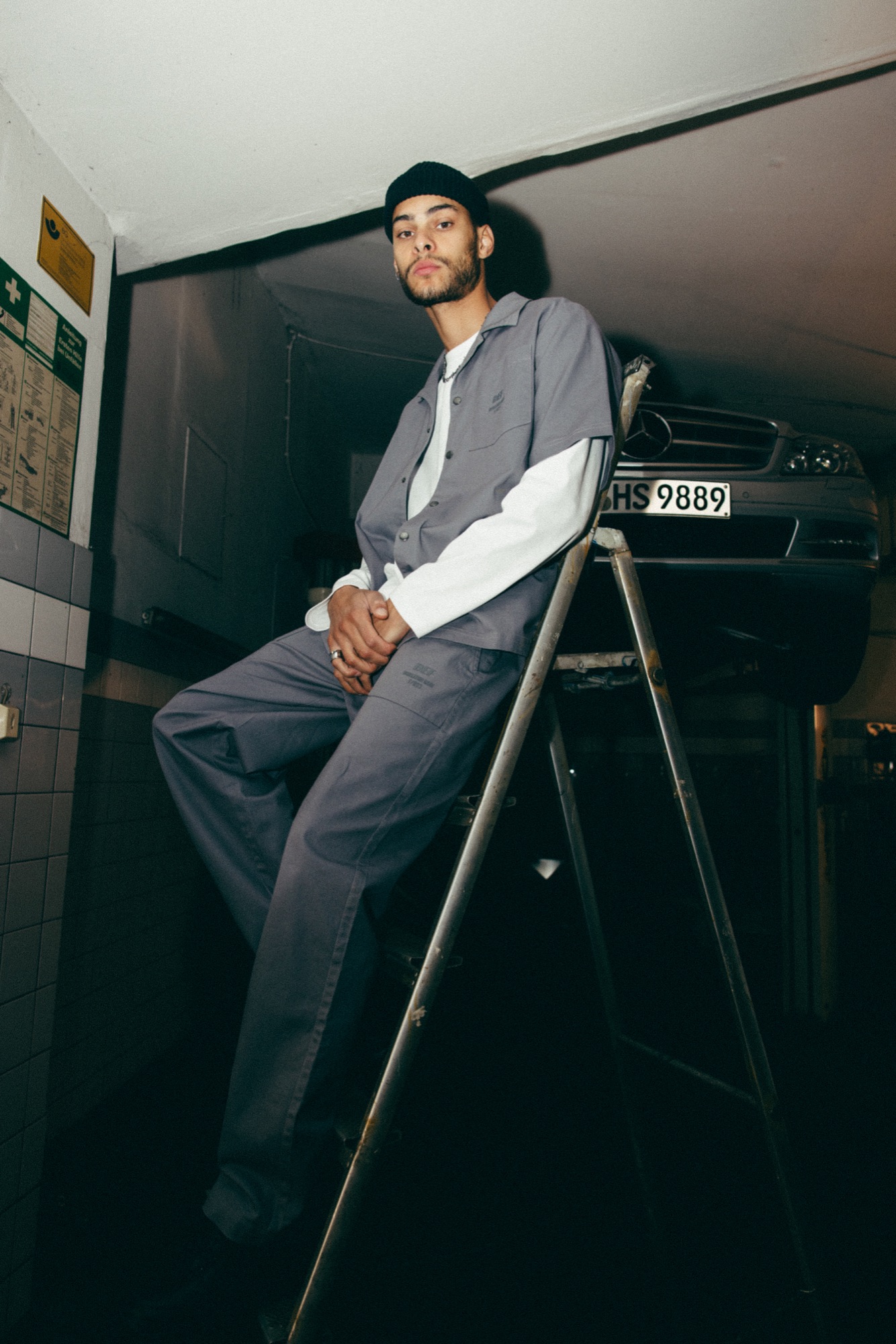 DEFSHOP – Workwear Styling auf der Industrieleiter in KFZ-Werkstatt
