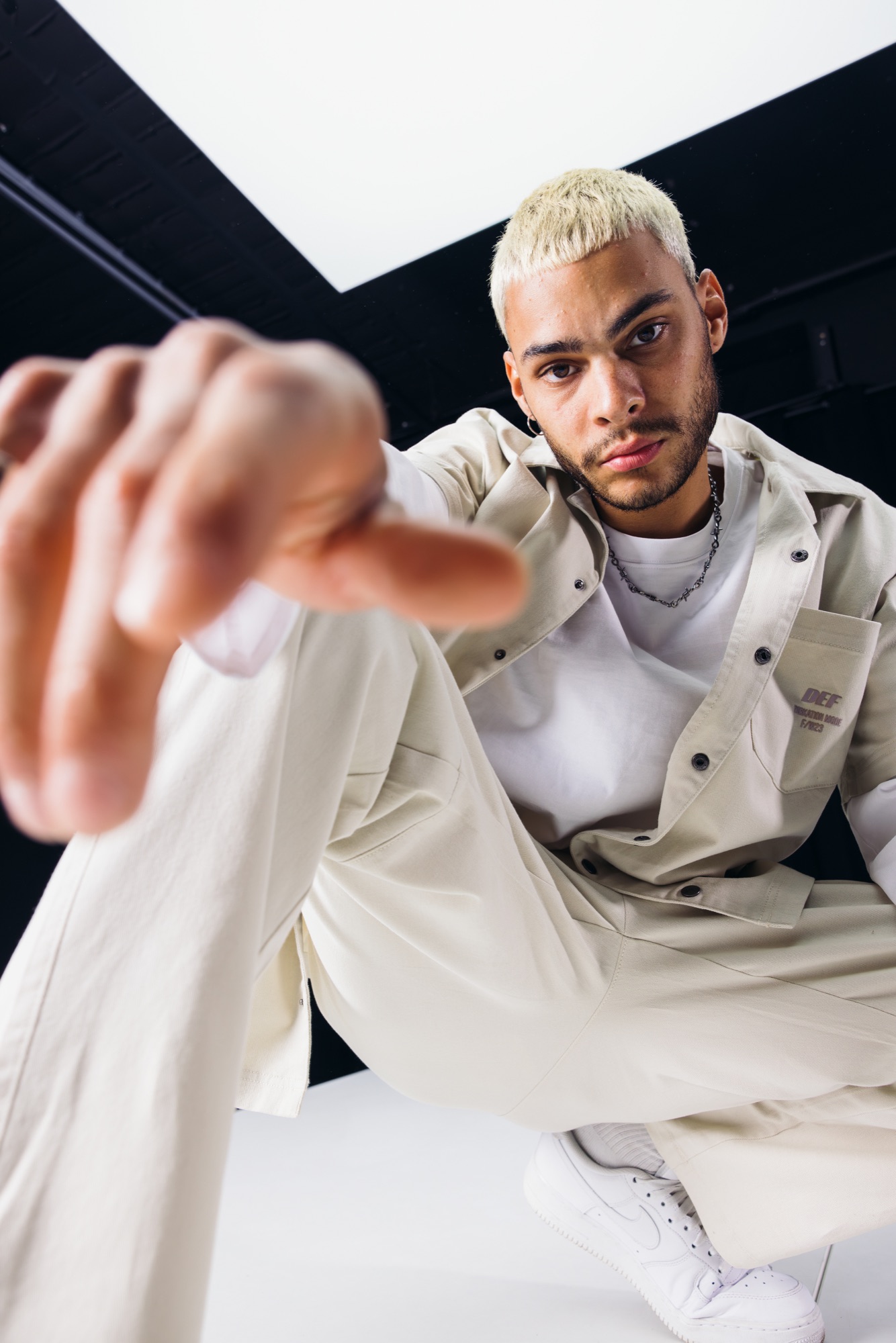 DEFSHOP – Workwear Overall in Beige im Studio-Setting