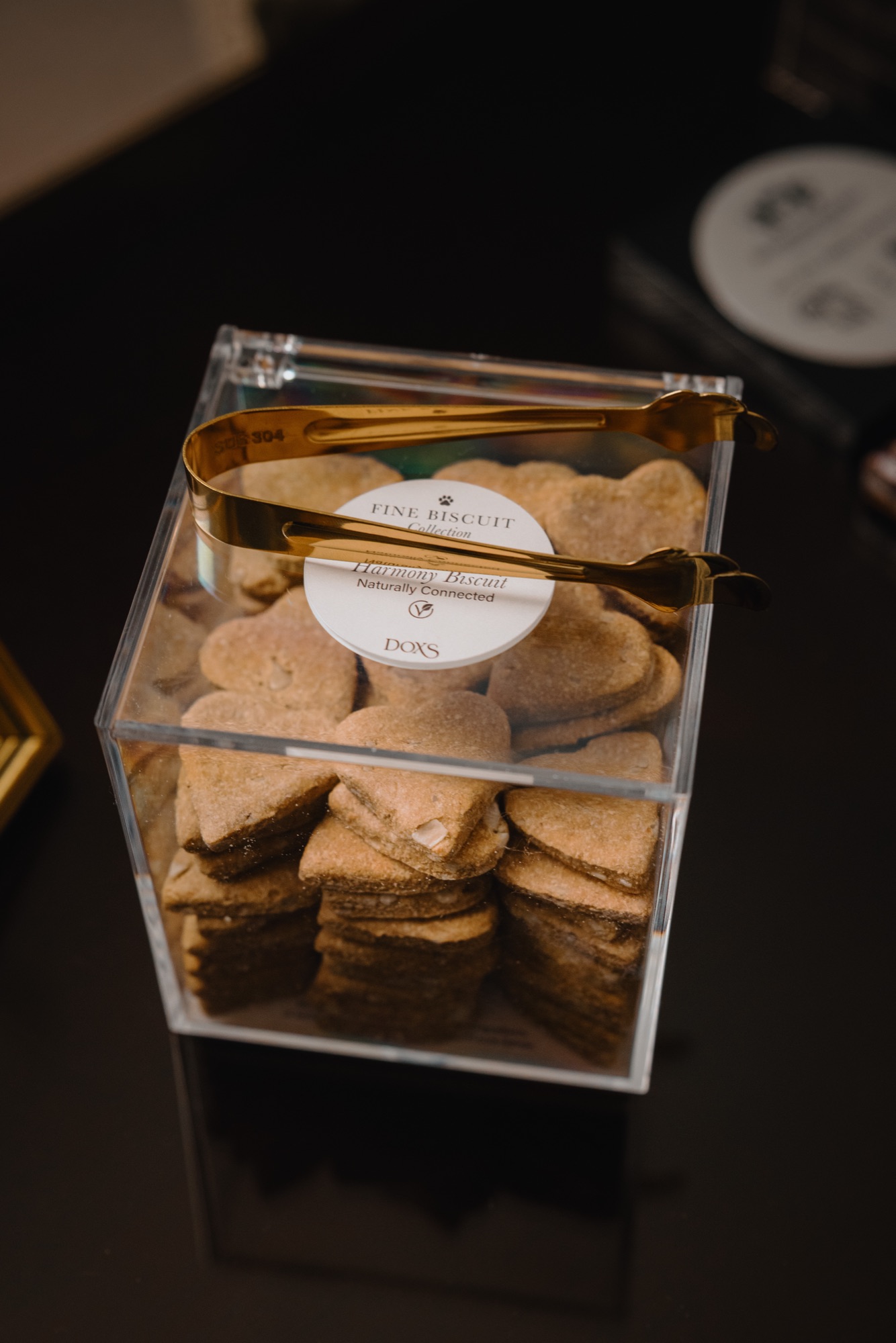 DOXS Fine Biscuit Collection – Transparente Box mit Herzkeksen und Goldzange von Kürsat Gürbüz