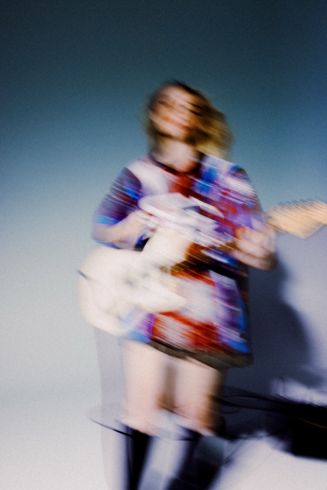 Esther Graf – Experimentelle Bewegungsunschärfe mit Gitarre im Studiolicht von Kürsat Gürbüz