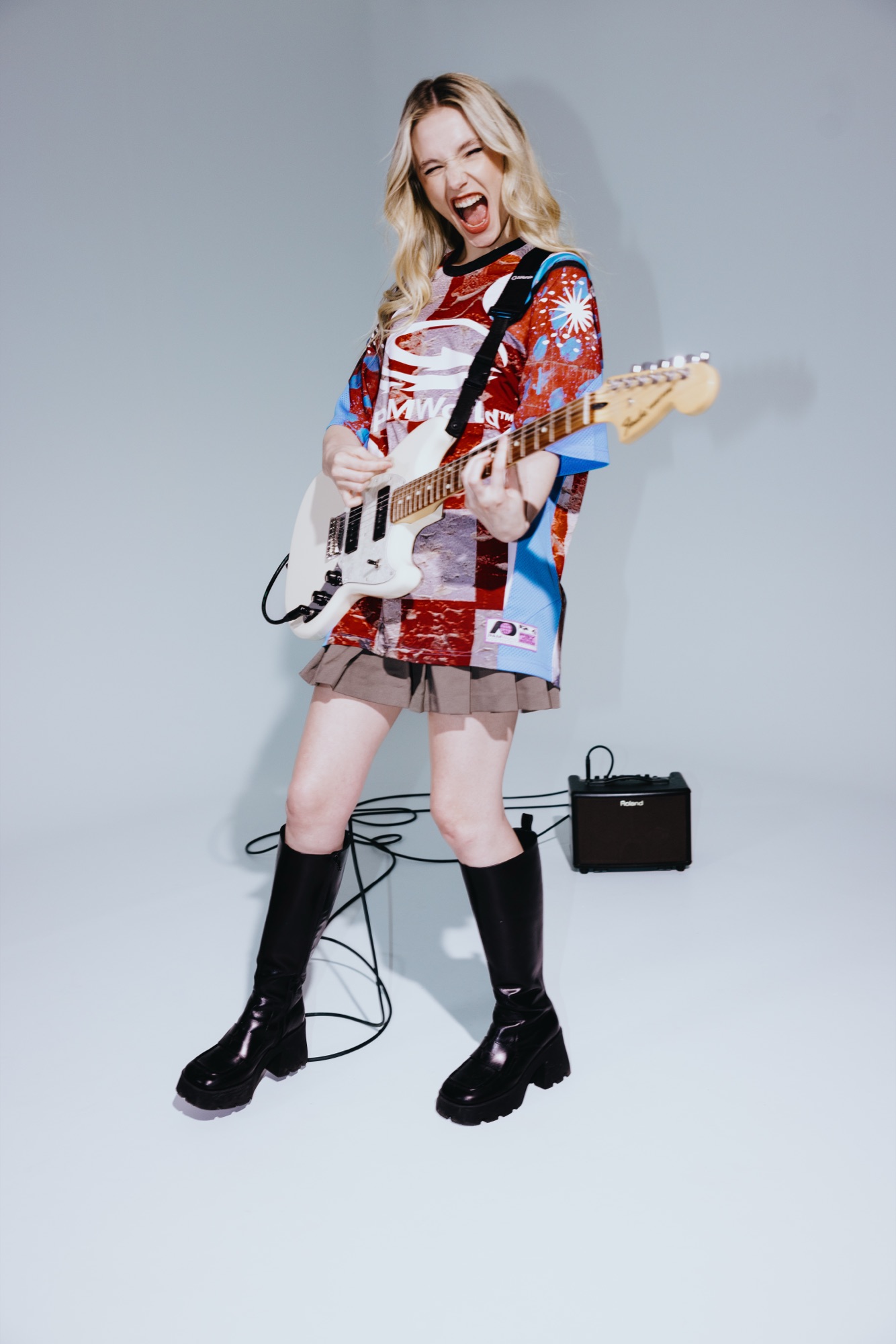 Esther Graf – Frontale Performance-Pose mit E-Gitarre im harten Studiolicht von Kürsat Gürbüz