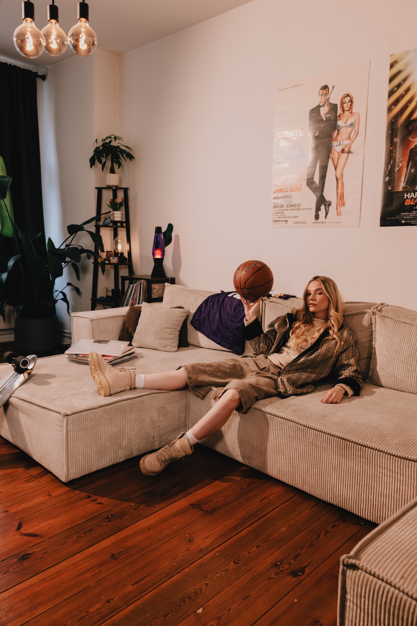 Esther Graf – Totale auf dem Cord-Sofa mit Basketball und Skateboard von Kürsat Gürbüz