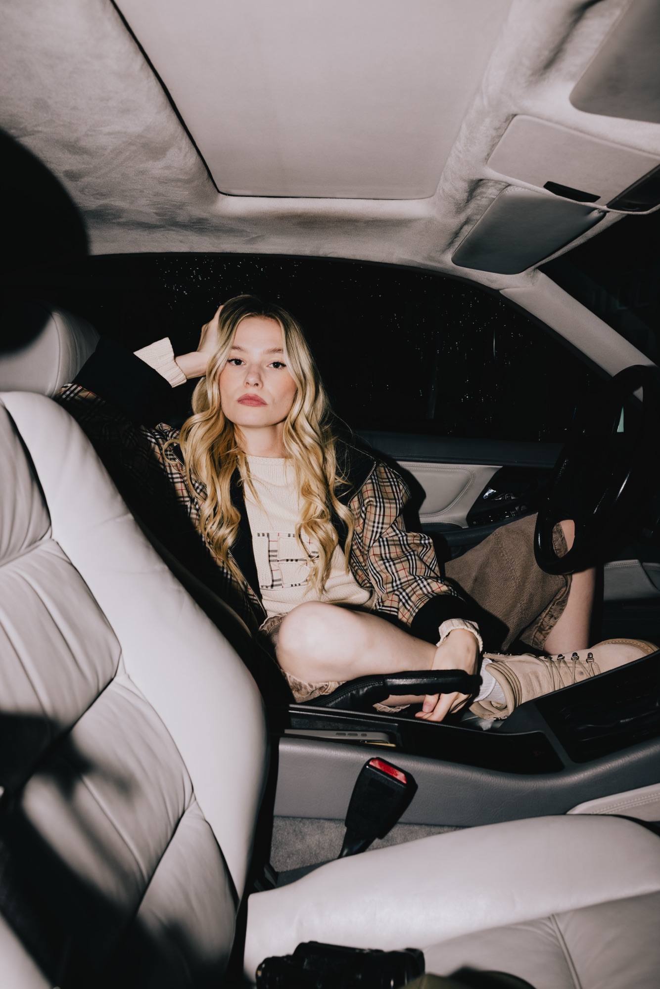 Esther Graf – Blitzlicht-Porträt im Auto-Interior bei Nacht von Kürsat Gürbüz
