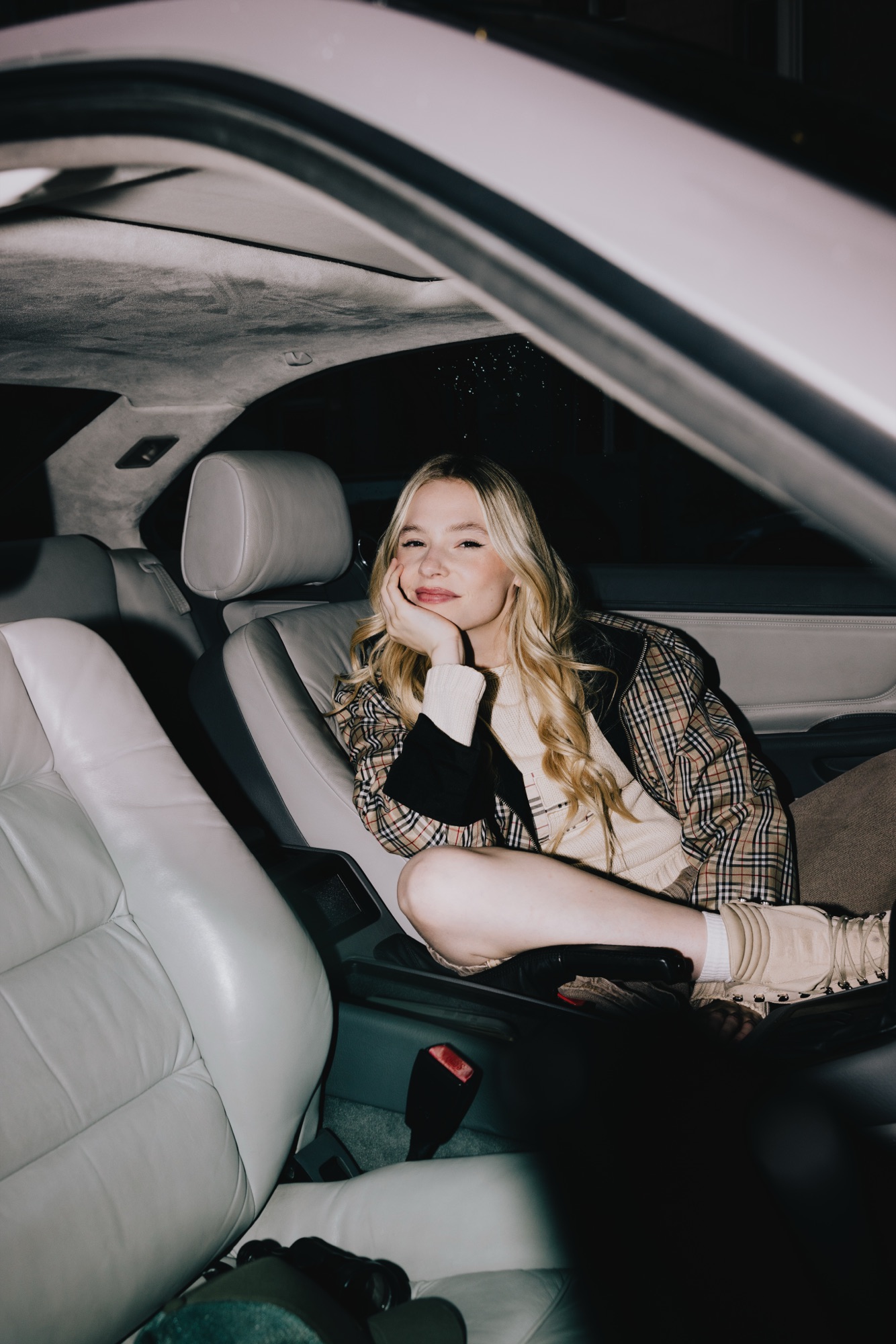 Esther Graf – Entspanntes Lächeln auf dem Fahrersitz im Vintage-Auto von Kürsat Gürbüz