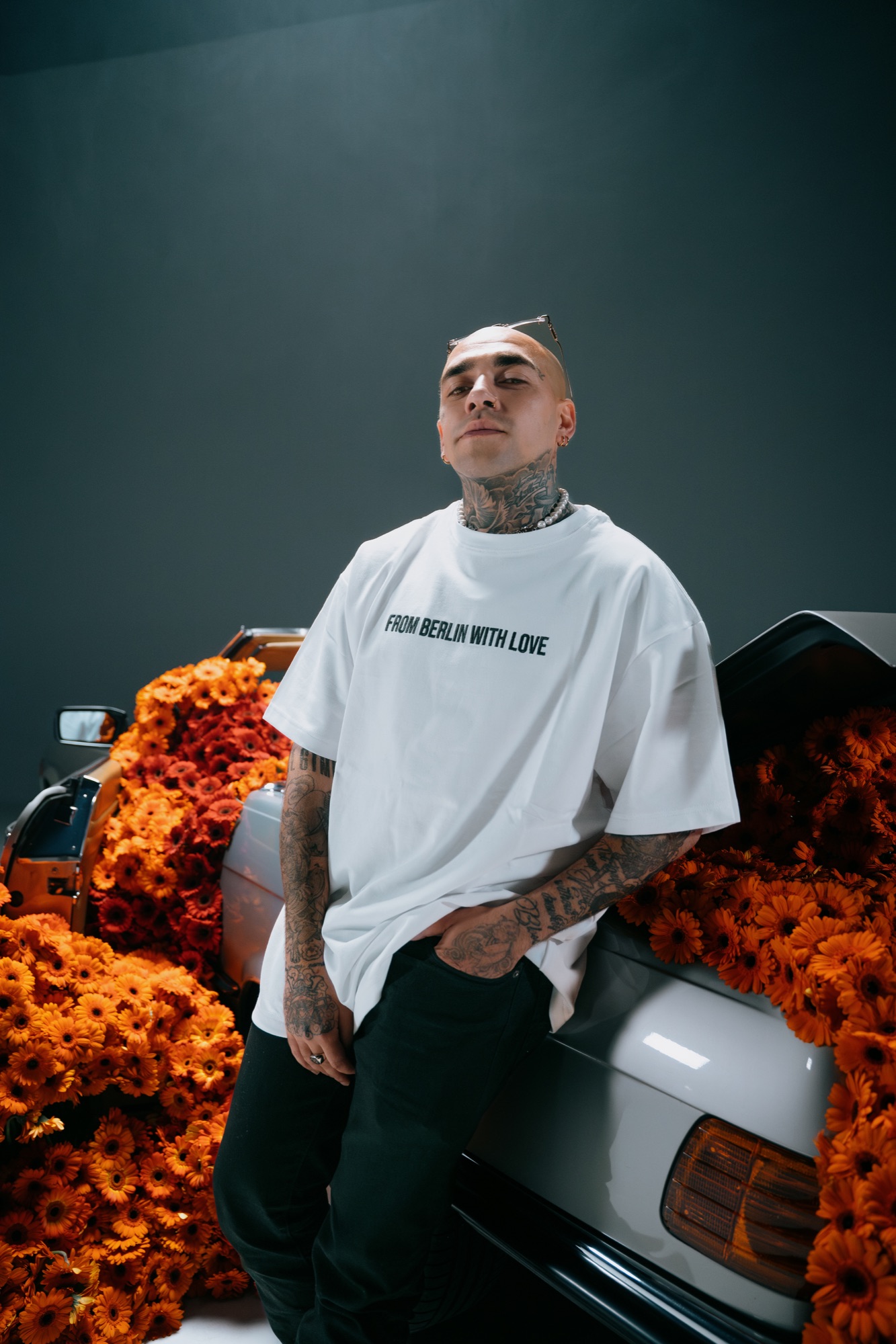 Ezhel – Stehend angelehnt an das Blumen-Cabriolet im From Berlin With Love Shirt von Kürsat Gürbüz