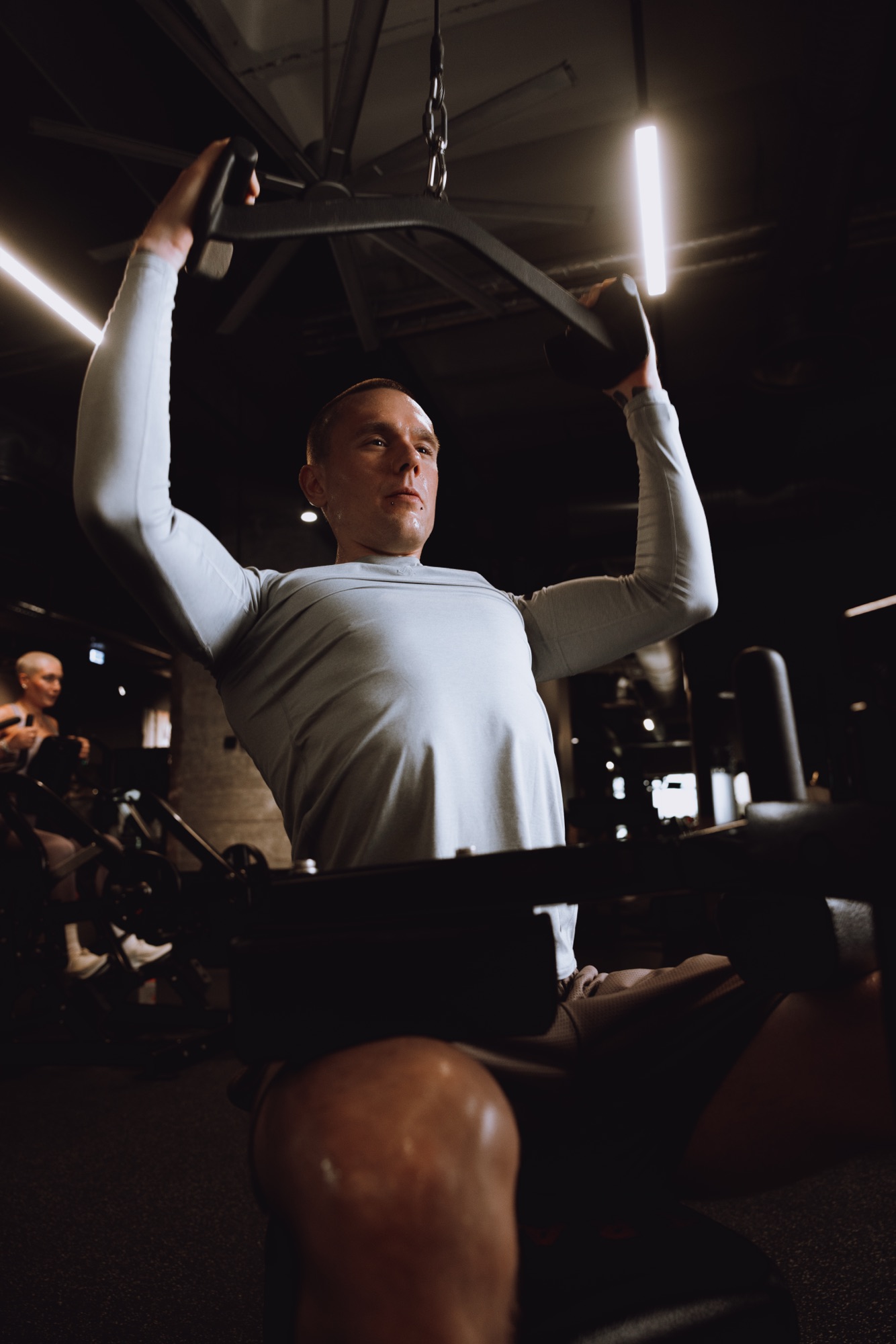 FitX – Dynamische Untersicht beim Latzug unter Hallenbeleuchtung