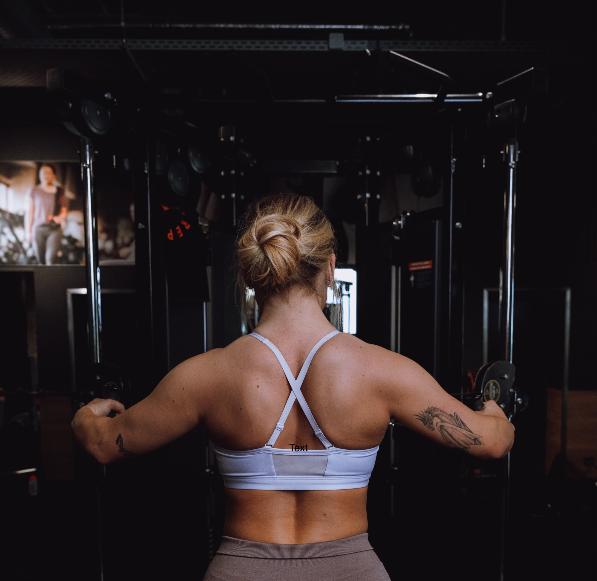 FitX – Athletin am Kabelzug mit Fokus auf definierte Rückenmuskulatur