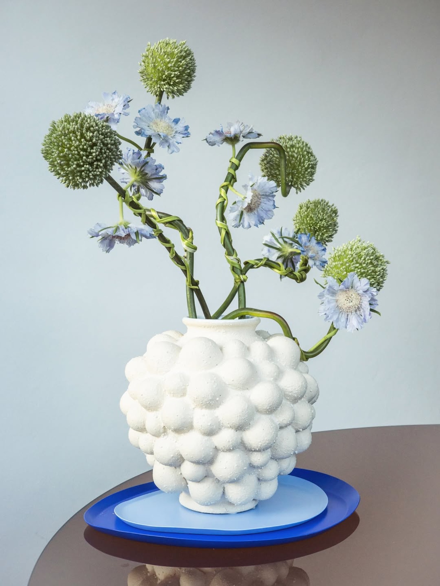 Flora & Friends Studio – Minimalistisches Arrangement in strukturierter weißer Vase von Kürsat Gürbüz