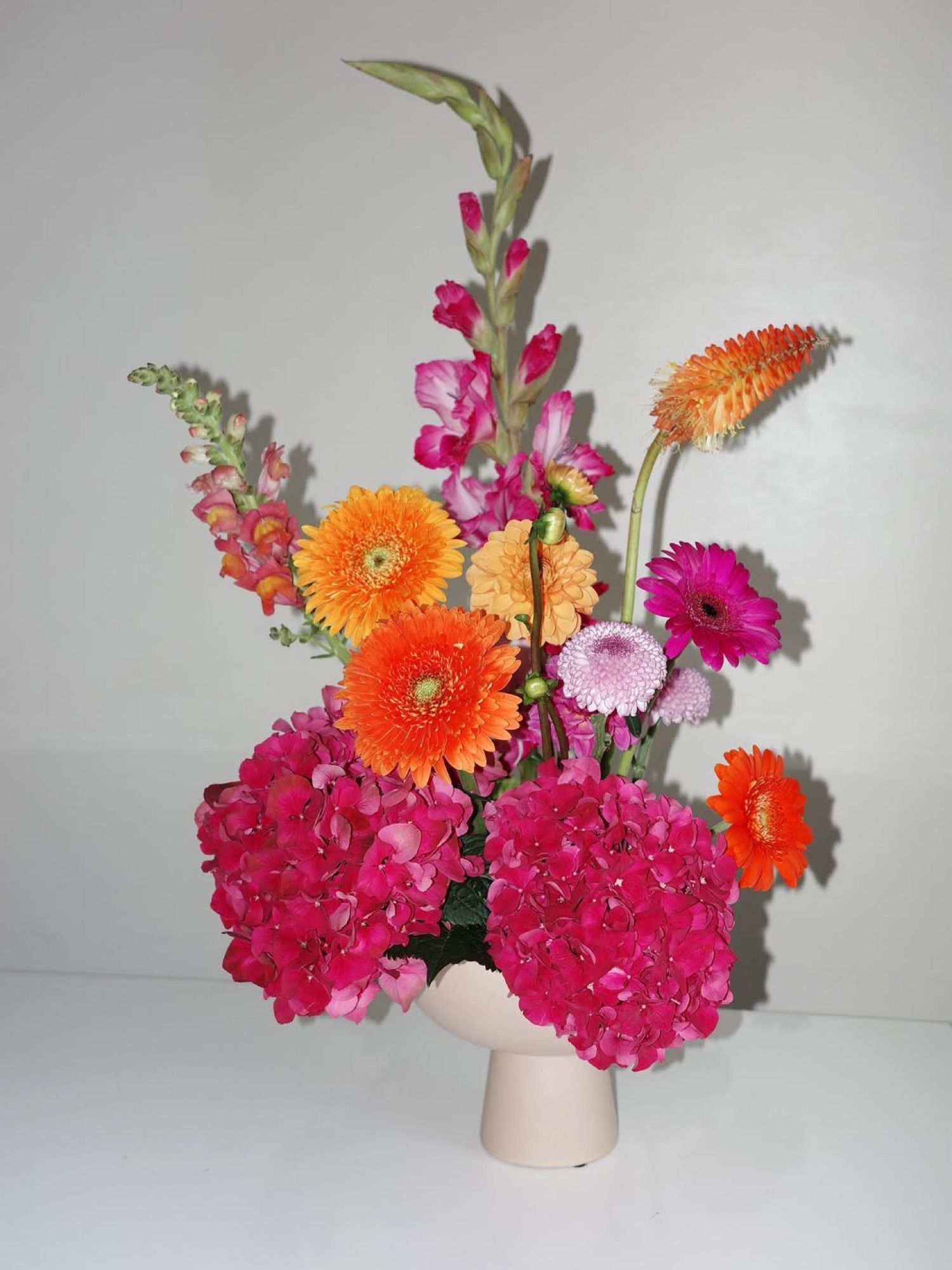 Flora & Friends Studio – Farbintensives Arrangement mit Hortensien und Gerbera von Kürsat Gürbüz