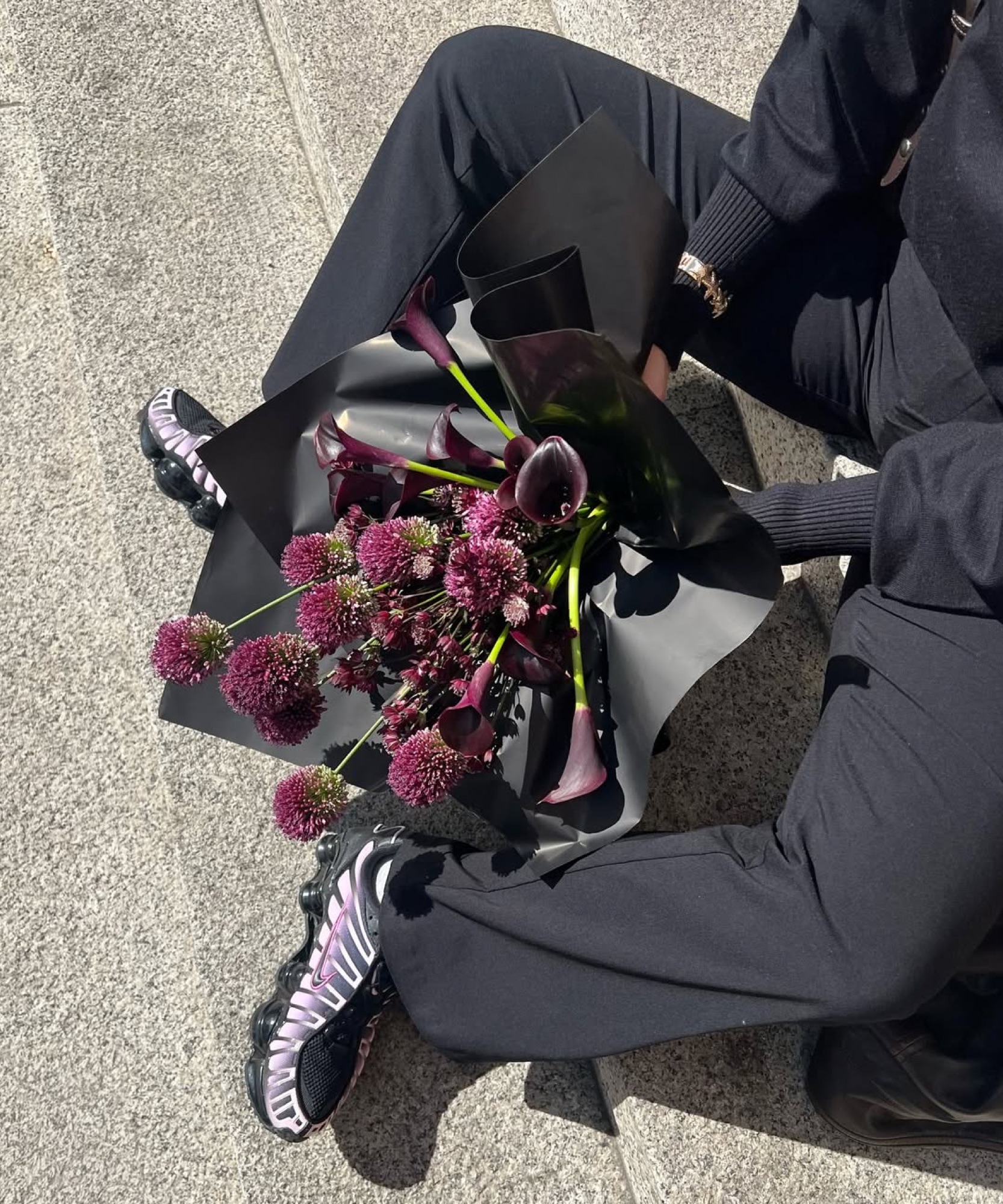 Flora & Friends Studio – Urbanes Styling mit dunklem Calla-Bouquet und Streetwear auf Steintreppe von Kürsat Gürbüz