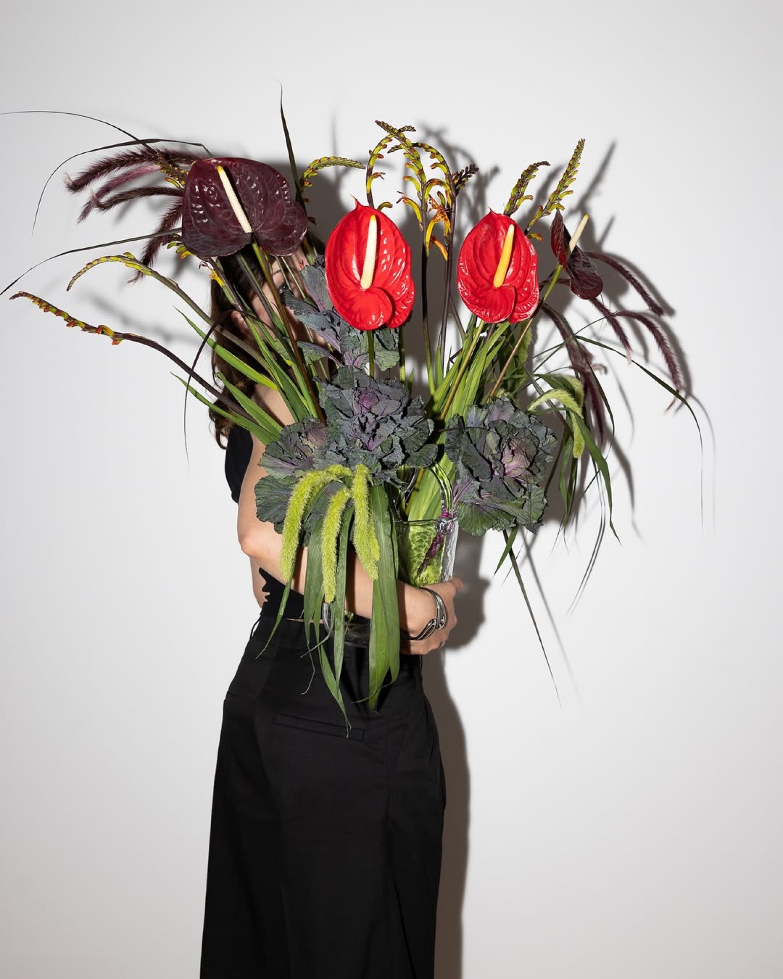 Flora & Friends Studio – Skulpturale Rückansicht mit großen Anthurien und Ziergräsern von Kürsat Gürbüz