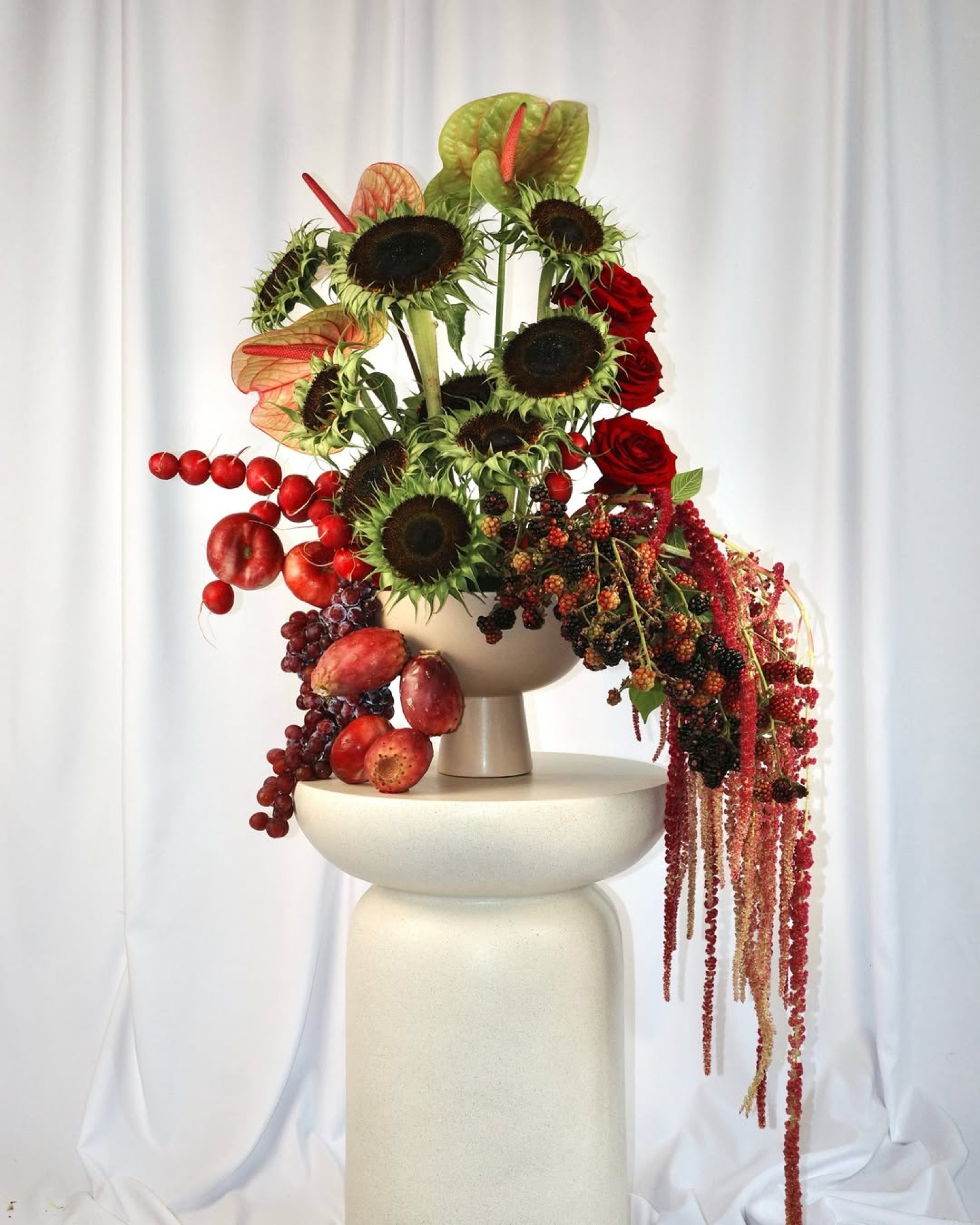 Flora & Friends Studio – Großformatiges Stillleben mit Sonnenblumen, Früchten und Amaranth von Kürsat Gürbüz