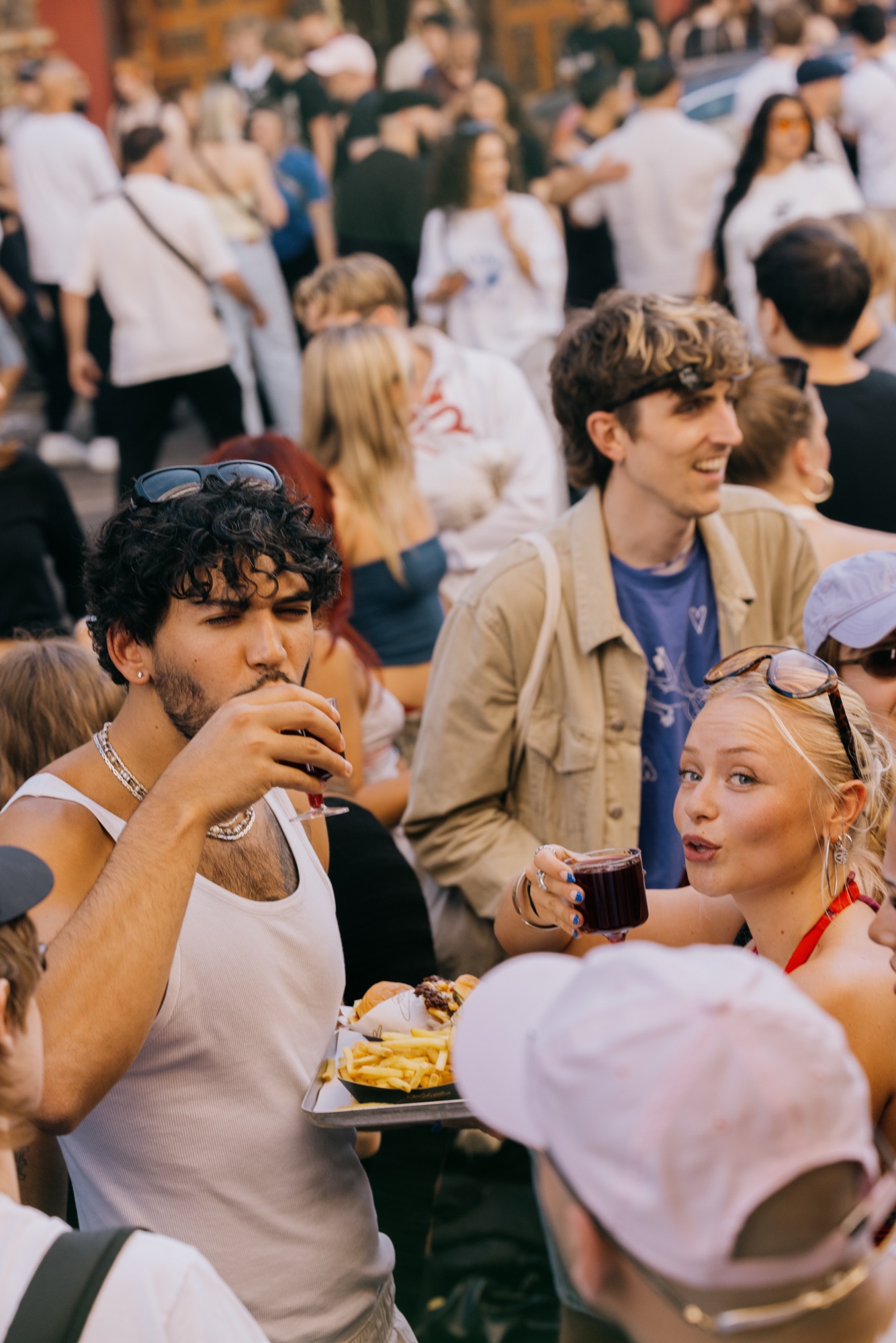 Goldies 1. Mai Fest – Freunde trinken Naturwein und teilen sich Pommes Frites im Getümmel von Kürsat Gürbüz