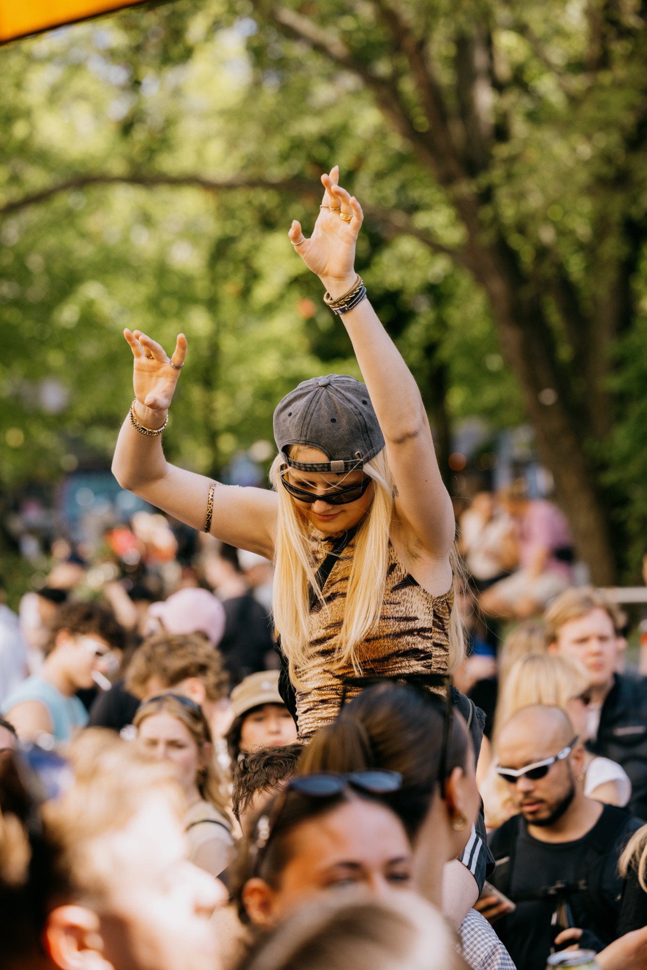 Goldies 1. Mai Fest – Blonde Gästin auf Schultern tanzt ausgelassen mit erhobenen Händen über der Menge von Kürsat Gürbüz