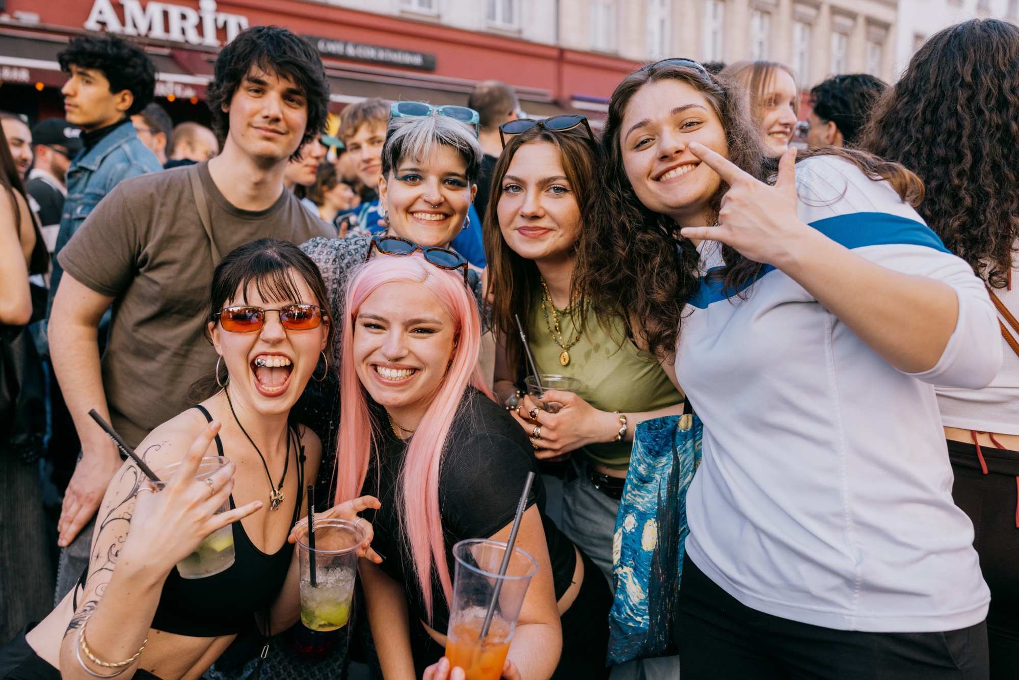 Goldies 1. Mai Fest – Gruppe von Freunden stößt mit Drinks in der feiernden Menge an von Kürsat Gürbüz