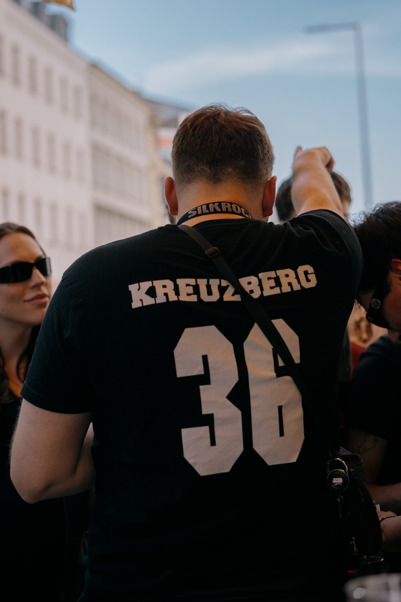 Goldies 1. Mai Fest – Gast von hinten im ikonischen Kreuzberg 36 Shirt im Straßenfest von Kürsat Gürbüz