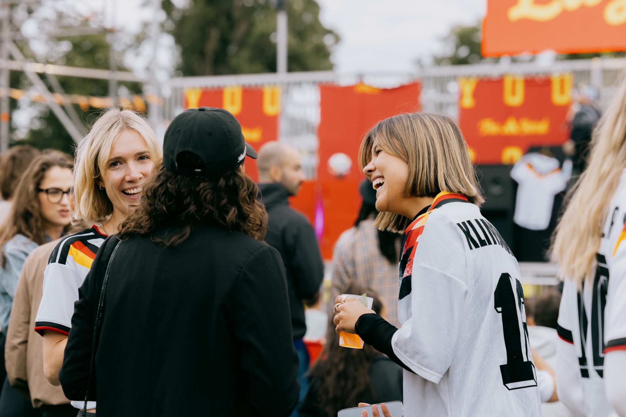 Goldies × Adidas Sportsbase – Fans im Deutschland-Trikot im Gespräch von Kürsat Gürbüz