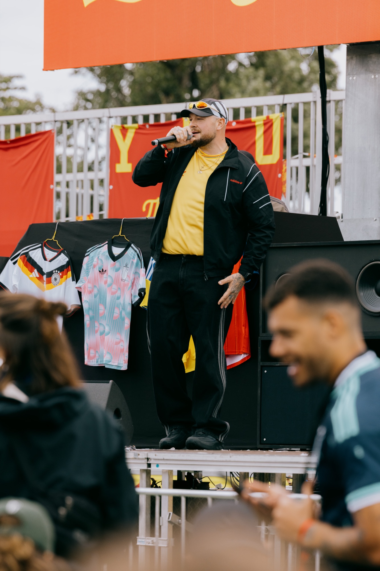Goldies × Adidas Sportsbase – Host mit Mikrofon auf der Event-Bühne von Kürsat Gürbüz