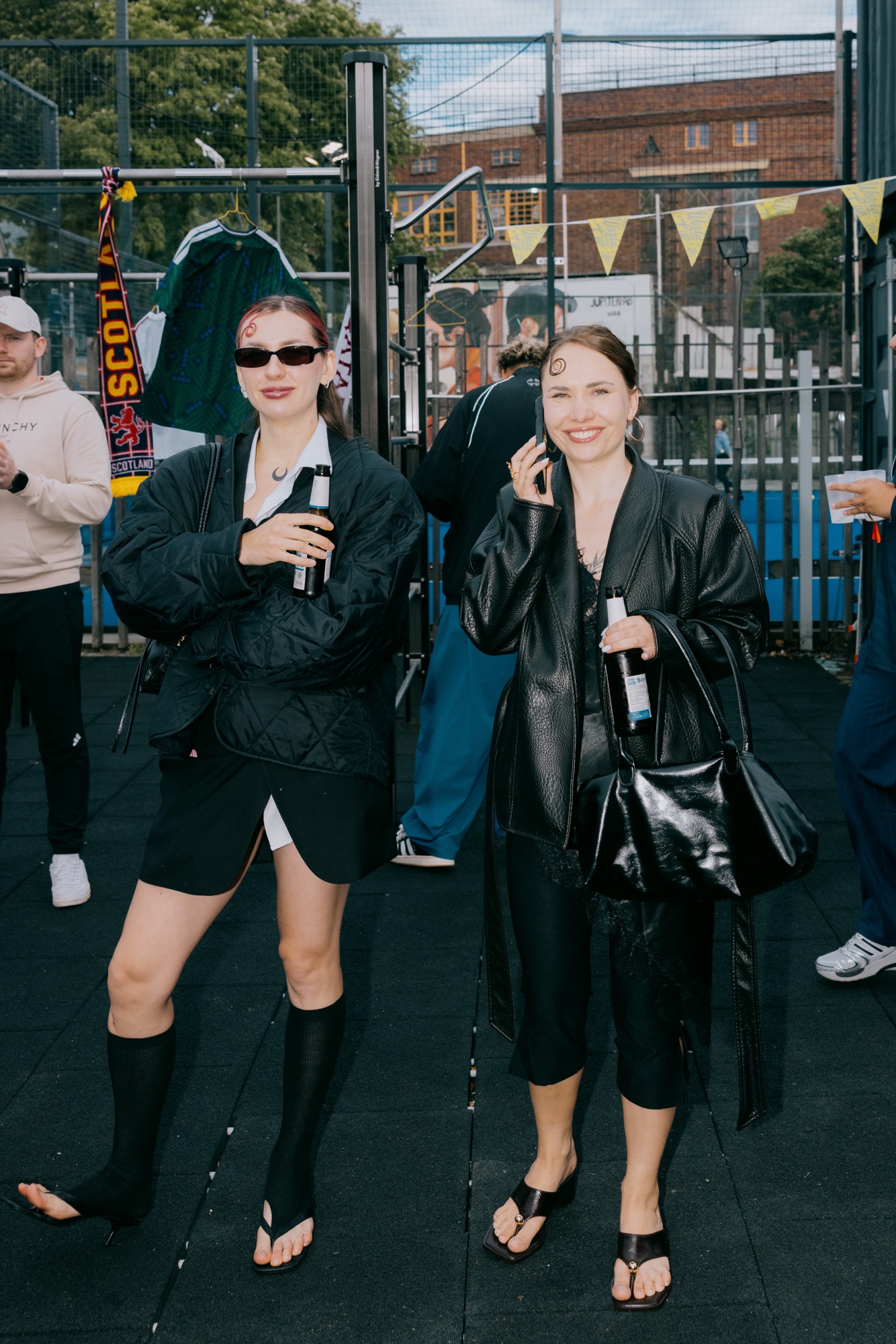 Goldies × Adidas Sportsbase – Stylische Besucherinnen in schwarzen Mänteln von Kürsat Gürbüz