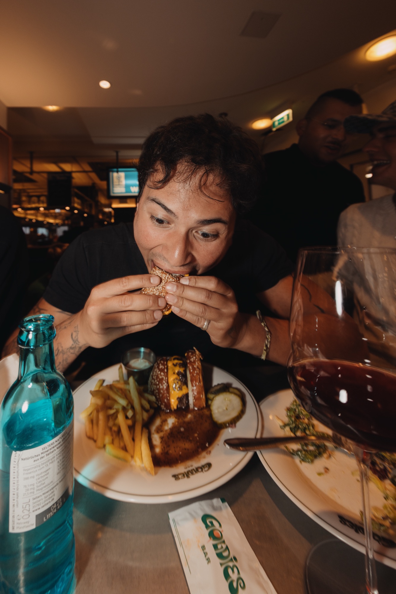 Goldies Bar × BHZ – Burger Biss Close-Up von Kürsat Gürbüz