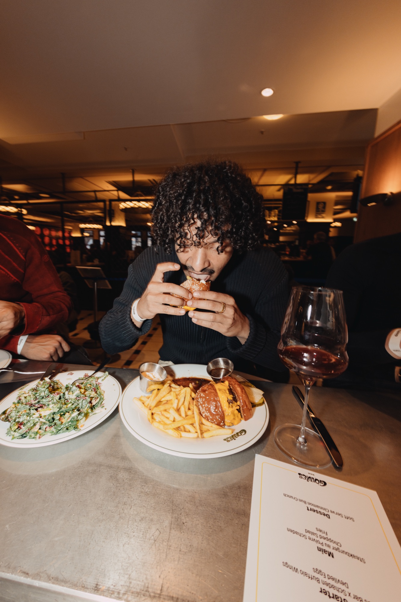 Goldies Bar × BHZ – Gast isst Burger am Tresen von Kürsat Gürbüz