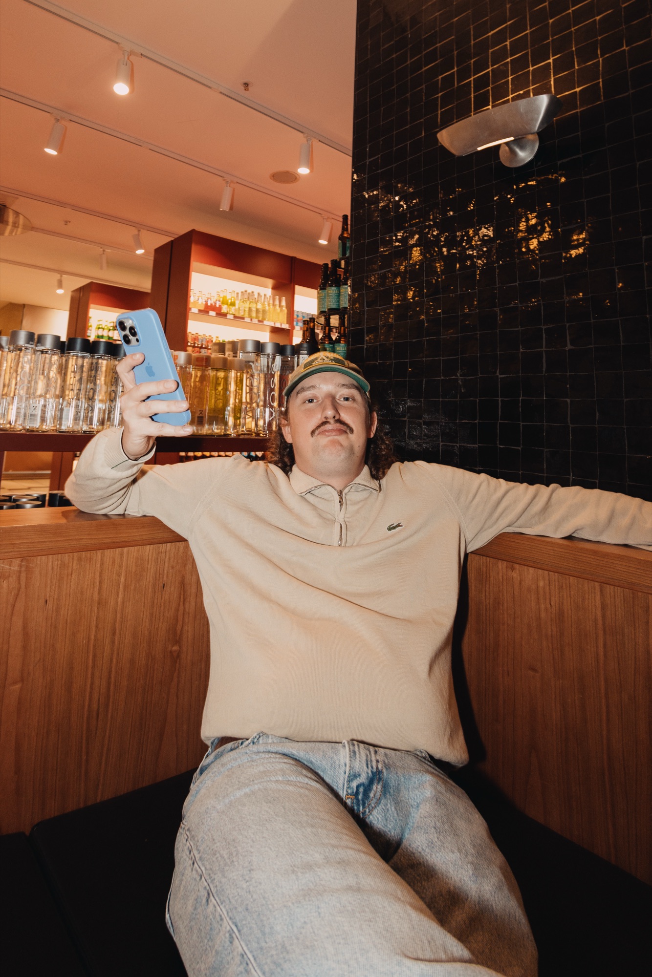 Goldies Bar × BHZ – Gast in Sitzecke von Kürsat Gürbüz