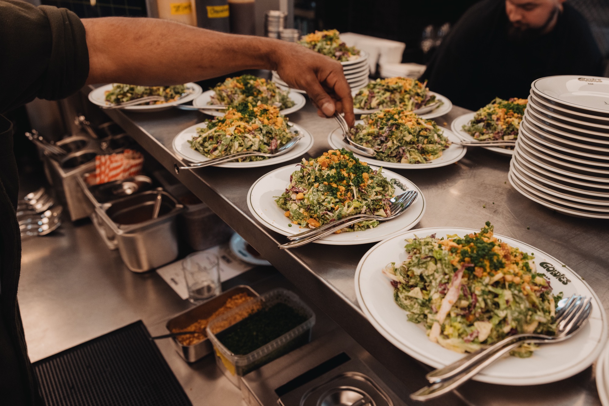 Goldies Bar × BHZ – Kitchen Pass Anrichte von Kürsat Gürbüz