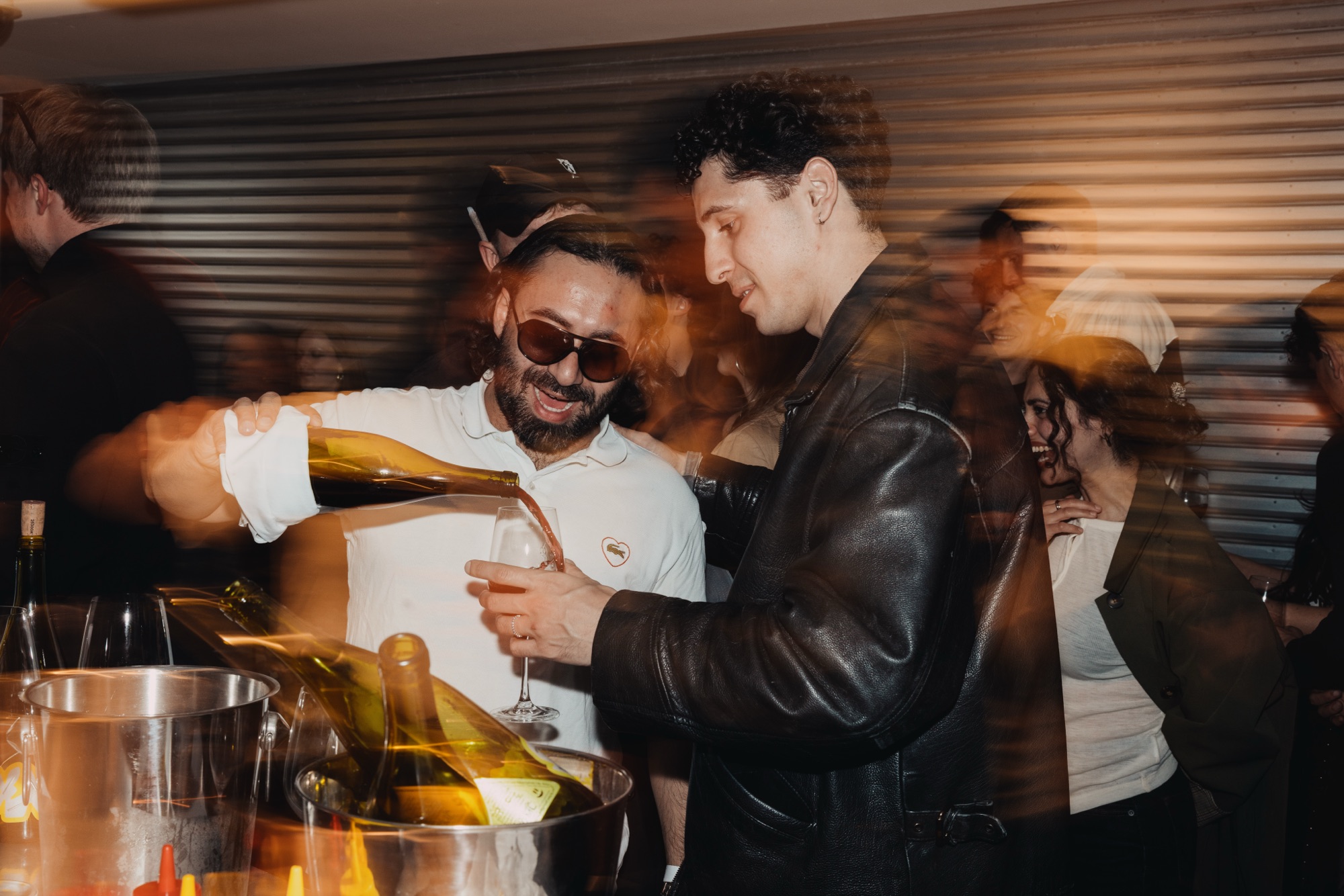 Goldies Bar × BHZ – Motion Blur Weineinschenken von Kürsat Gürbüz