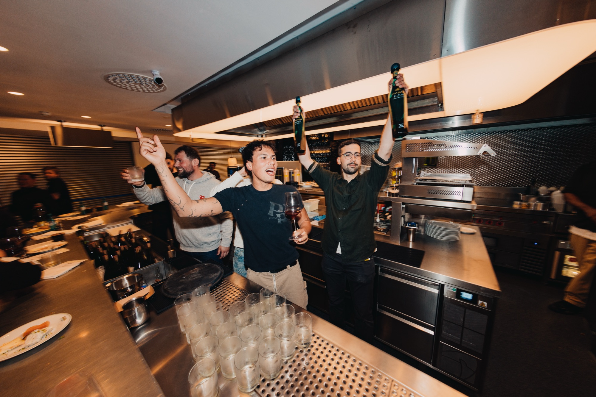 Goldies Bar × BHZ – Team feiert hinter der Bar von Kürsat Gürbüz
