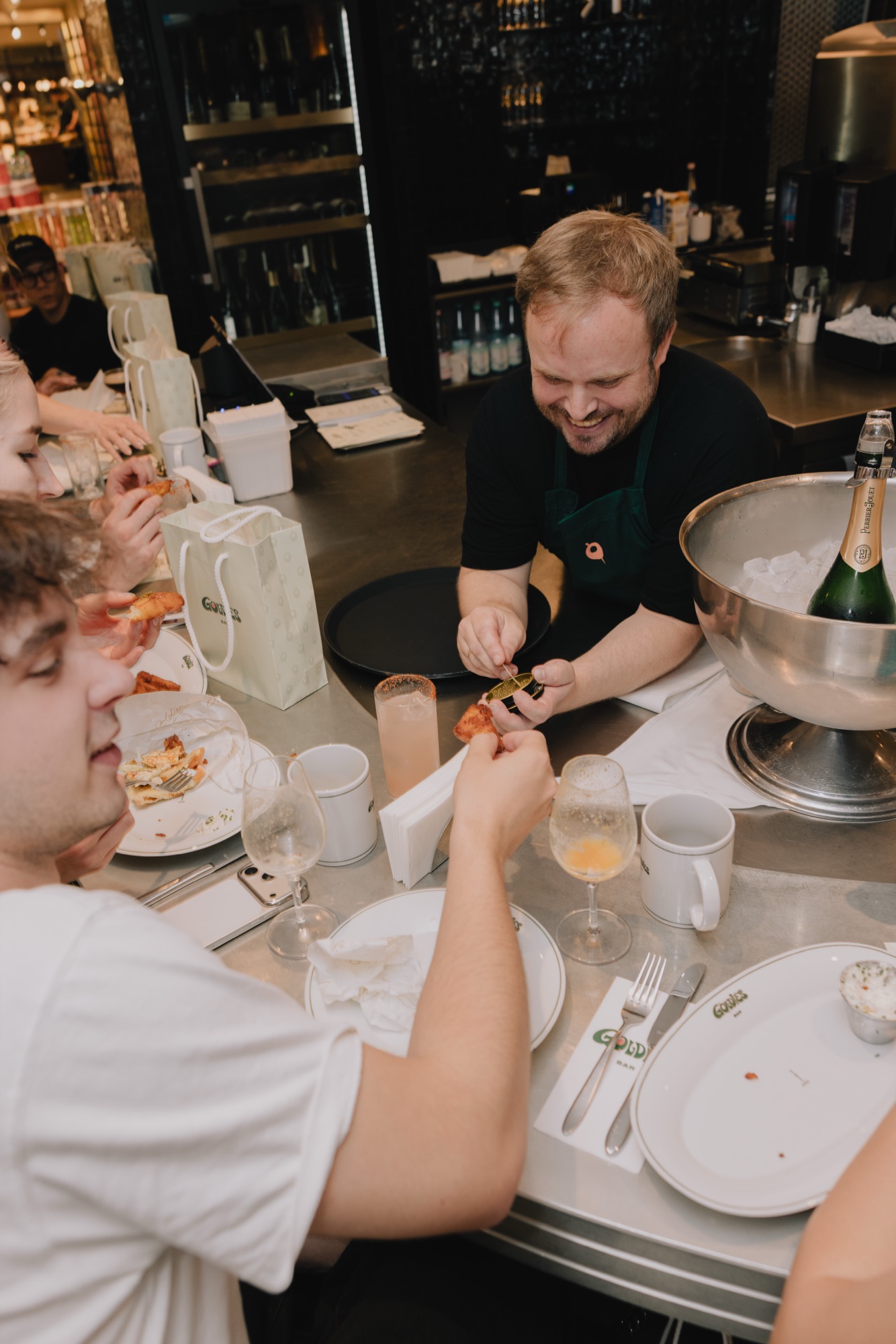 Goldies Bar Breakfast Launch – Koch garniert lächelnd Häppchen mit Kaviar direkt vor den Gästen von Kürsat Gürbüz