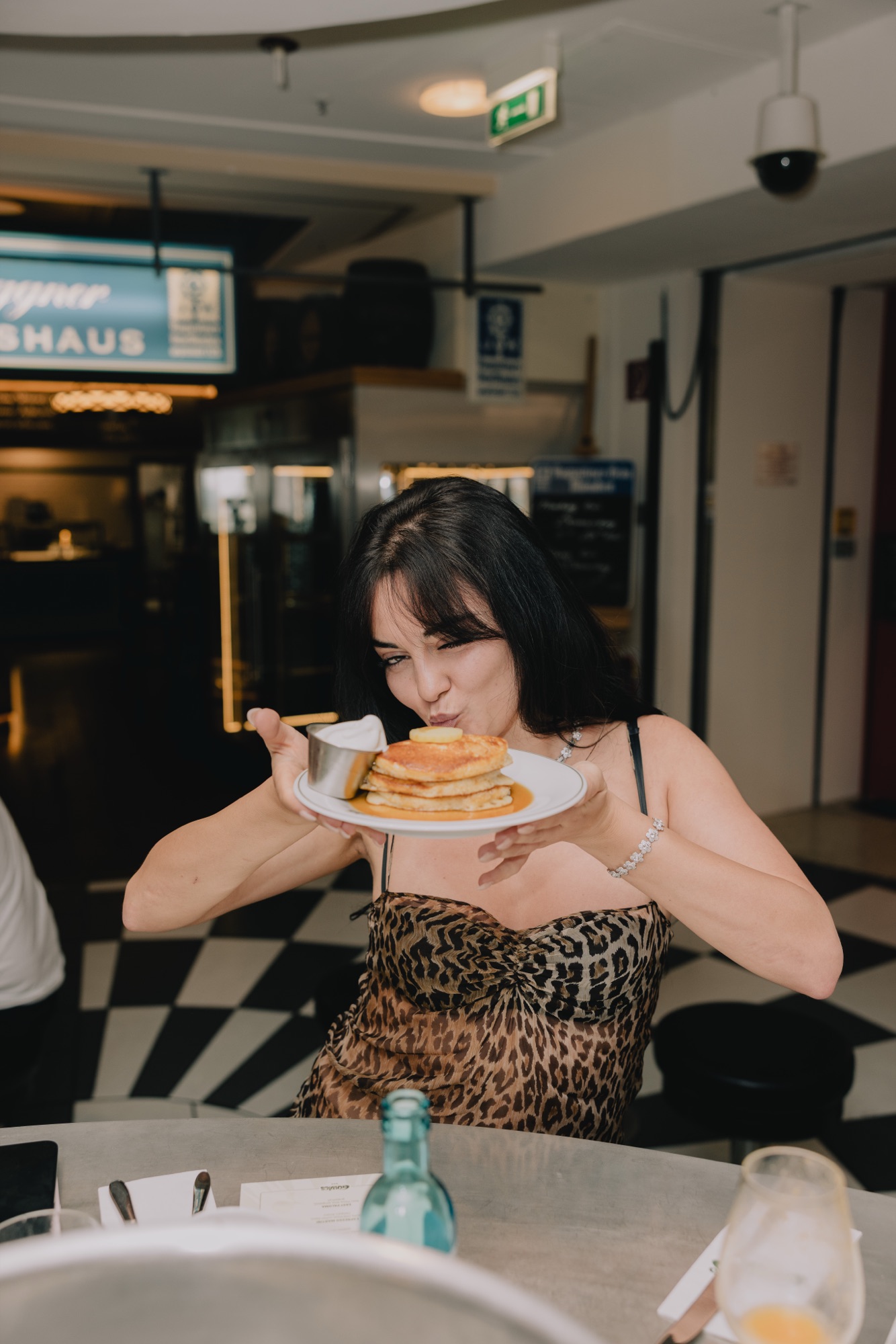 Goldies Bar Breakfast Launch – Gästin präsentiert Teller frisch servierter Pancakes von Kürsat Gürbüz