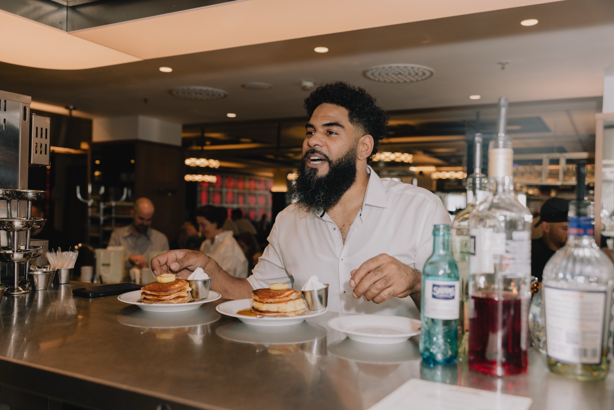 Goldies Bar Breakfast Launch – Gast am Tresen vor Pancakes und Aperitif von Kürsat Gürbüz