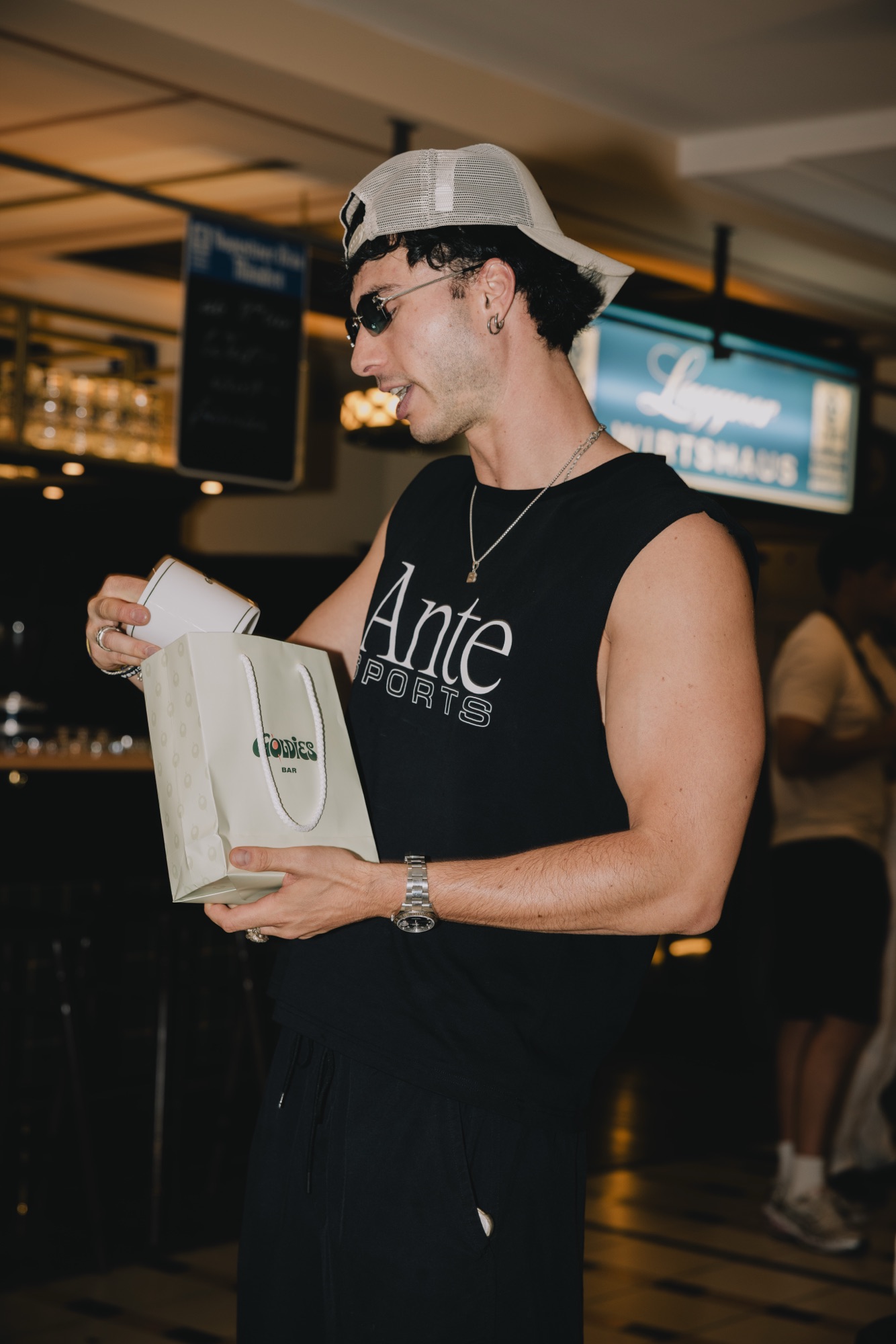 Goldies Bar Breakfast Launch – Gast packt gebrandete Goldies Tasse aus von Kürsat Gürbüz