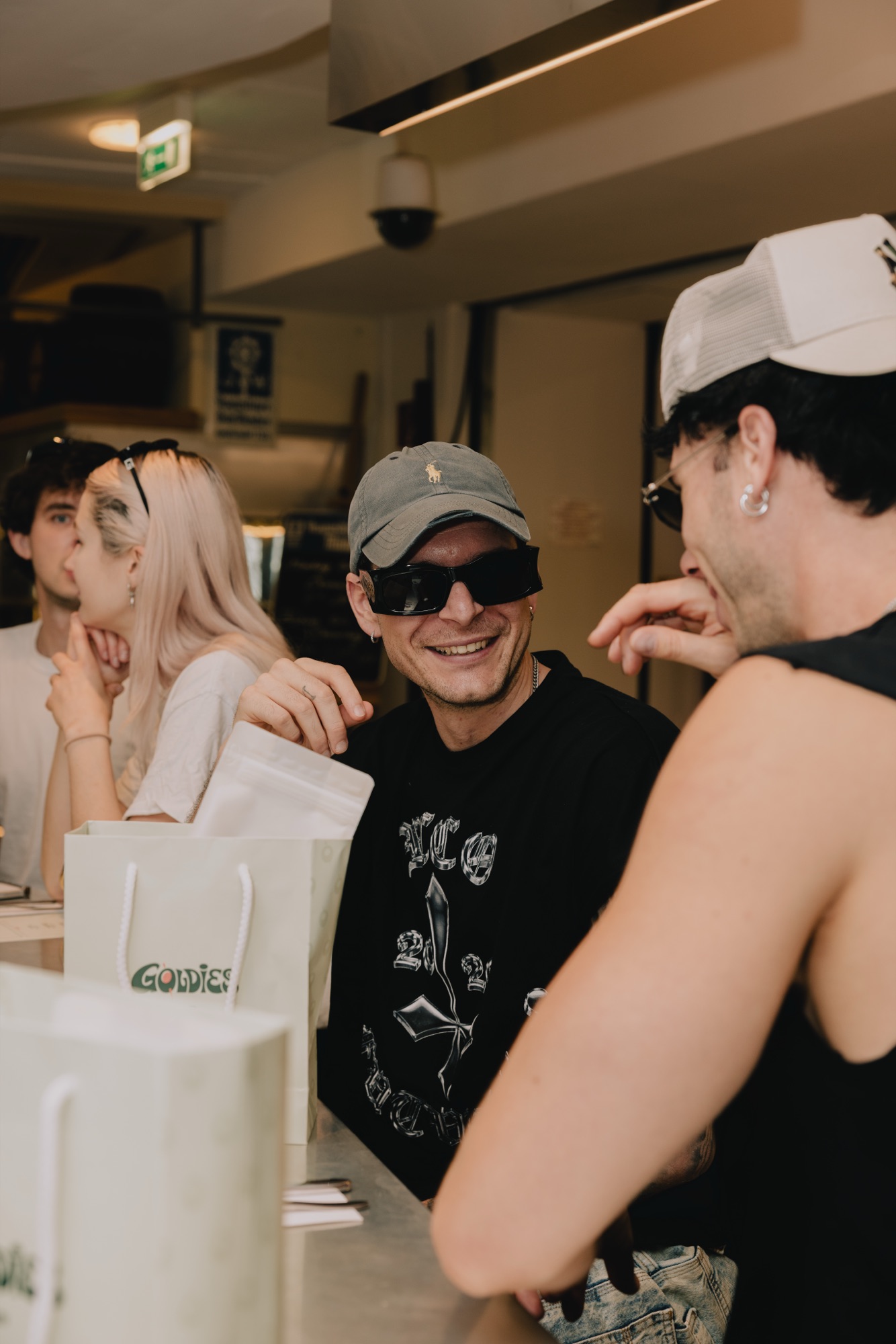 Goldies Bar Breakfast Launch – Lachende Gäste am Edelstahltresen von Kürsat Gürbüz