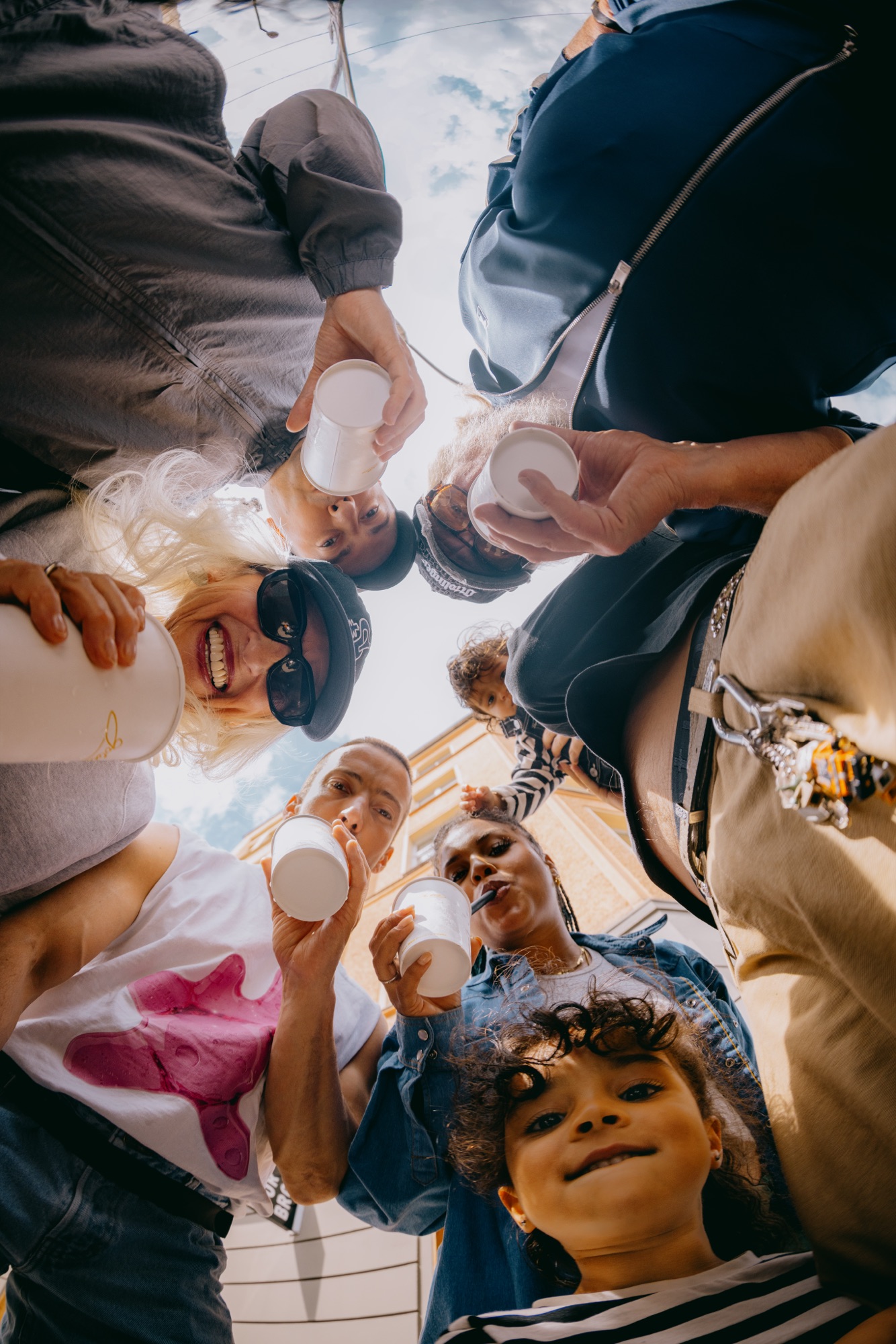 Goldies Kampagne – Großes All-Cast Gruppenbild im Kreis aus der Froschperspektive mit allen Protagonisten und Milkshakes von Kürsat Gürbüz