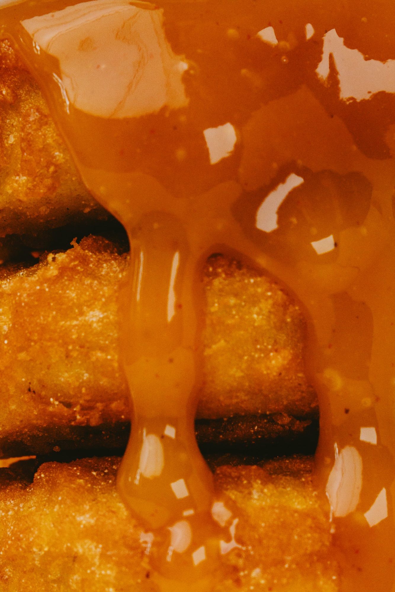 Goldies Smashburger – Nugget-Panade mit Sauce im Makro von Kürsat Gürbüz