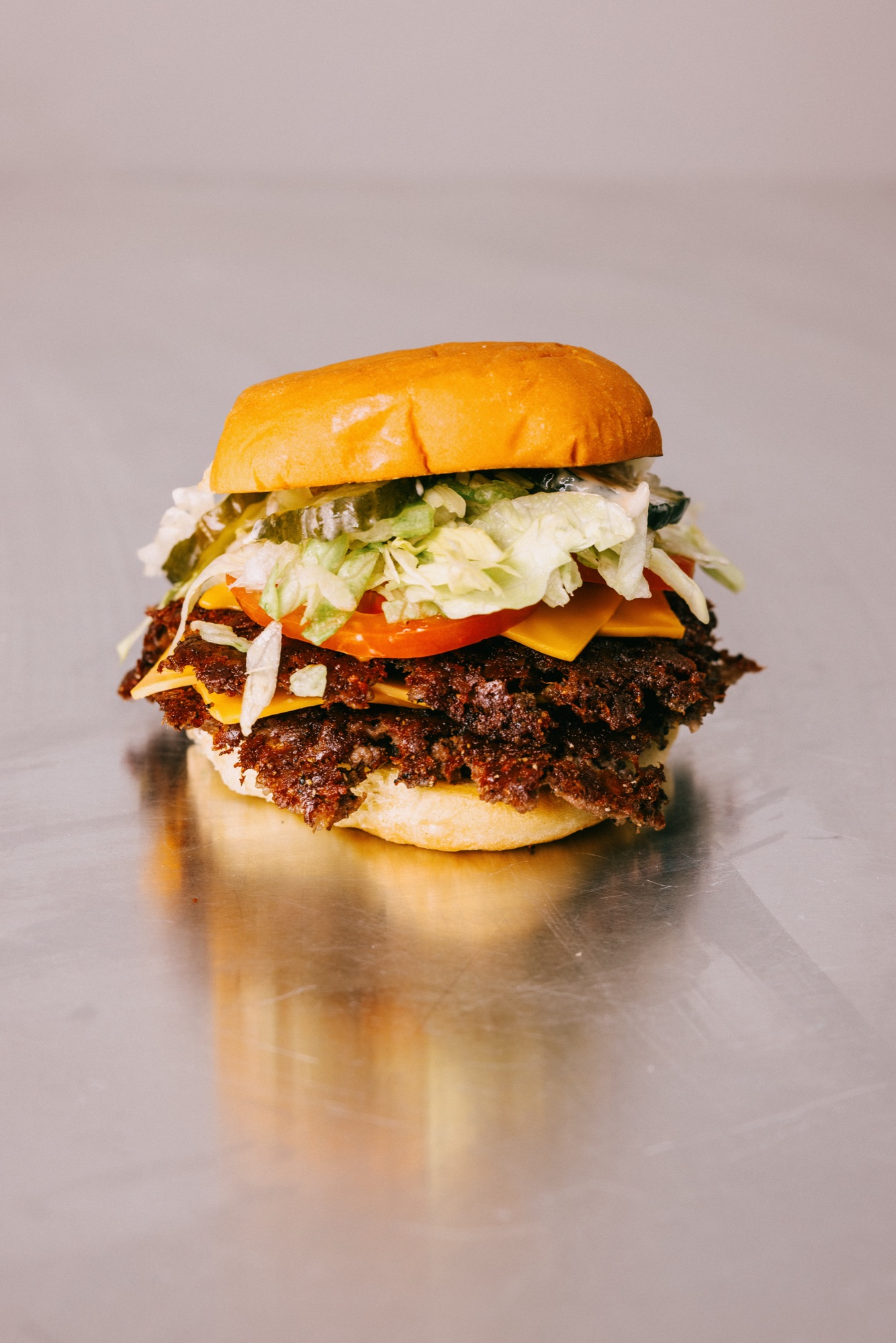 Goldies Smashburger – Double Cheeseburger auf Edelstahltisch von Kürsat Gürbüz