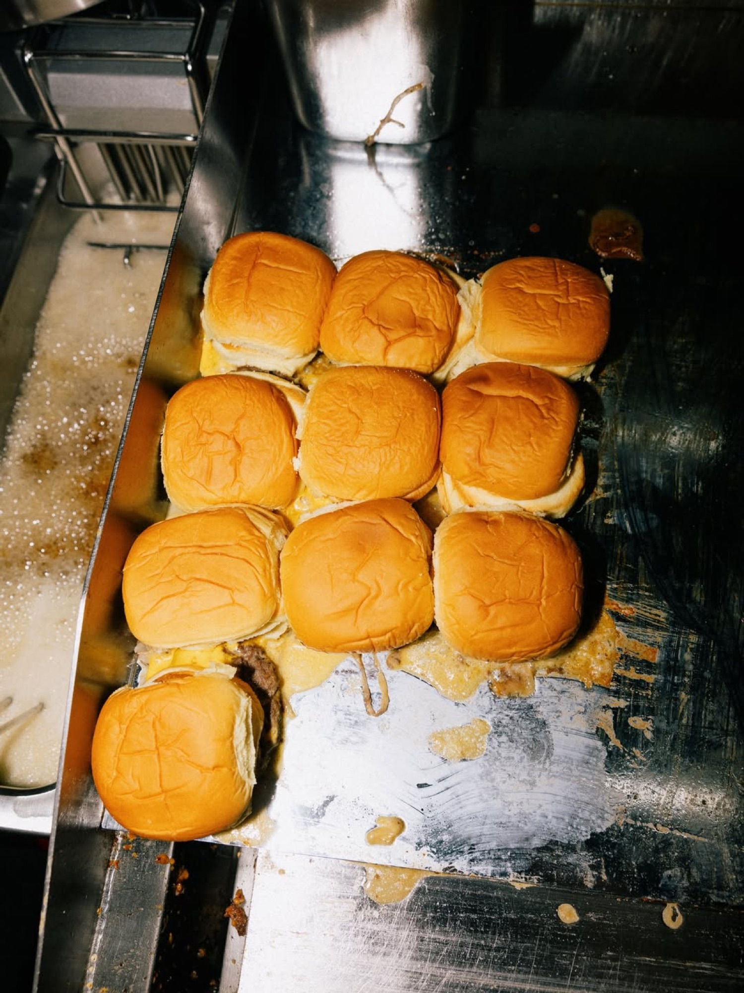Goldies Smashburger – Slider Buns mit Käse in Grillschale von Kürsat Gürbüz