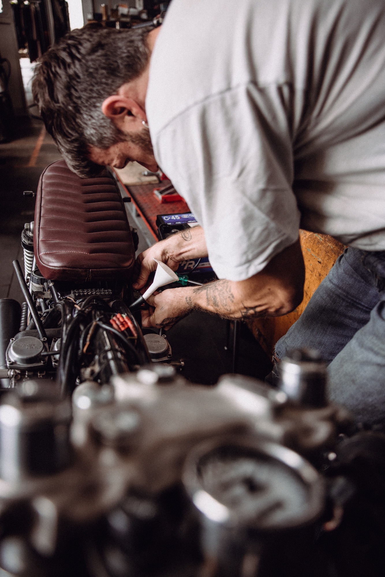 IconicBikes Berlin – Mechaniker bei der Montage am Tank