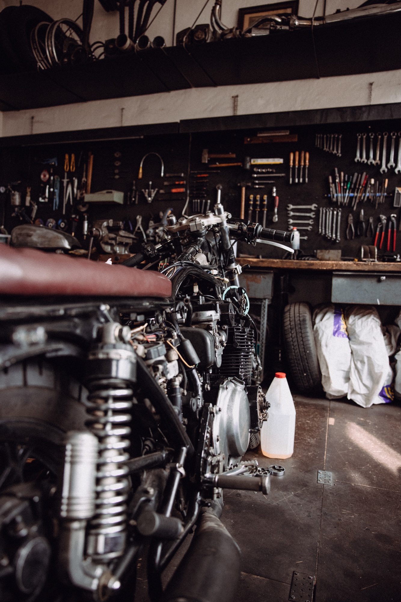 IconicBikes Berlin – Custom Motorrad Handwerk, Werkstatt und Vergaser Detail